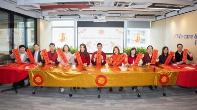 圖4及5:AXA安盛管理團隊即席揮毫寫揮春,為同事們送上最誠摯的新春祝福,祝願大家馬年行大運,心想事成! 圖4及5:AXA安盛管理團隊即席揮毫寫揮春,為同事們送上最誠摯的新春祝福,祝願大家馬年行大運,心想事成!
