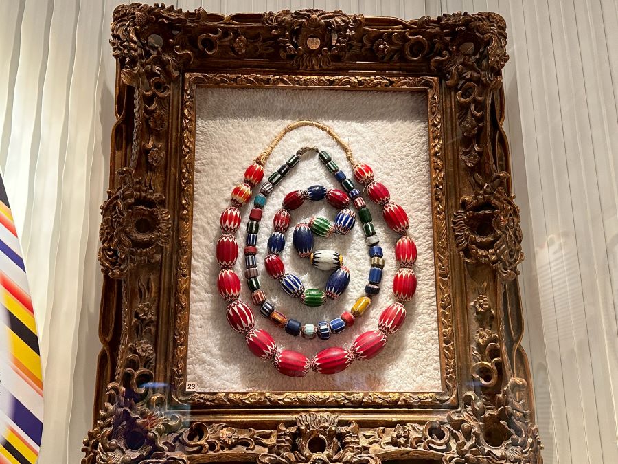 「珠璣—串起文明的珠飾特展」的展品之一威尼斯雪佛蘭琉璃珠項鍊。 (圖/記者林均和攝)