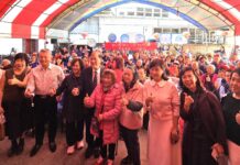 ▲中醫大附醫院長周德陽與林增連慈善基金會董事長林嘉琪及中醫大附醫副院長楊麗慧、參與志工等與百位長輩齊聚合影，提前感受團圓迎新的溫暖。（記者廖家賢拍攝）