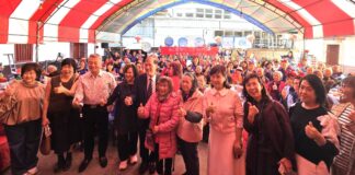 ▲中醫大附醫院長周德陽與林增連慈善基金會董事長林嘉琪及中醫大附醫副院長楊麗慧、參與志工等與百位長輩齊聚合影，提前感受團圓迎新的溫暖。（記者廖家賢拍攝）