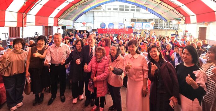 ▲中醫大附醫院長周德陽與林增連慈善基金會董事長林嘉琪及中醫大附醫副院長楊麗慧、參與志工等與百位長輩齊聚合影，提前感受團圓迎新的溫暖。（記者廖家賢拍攝）