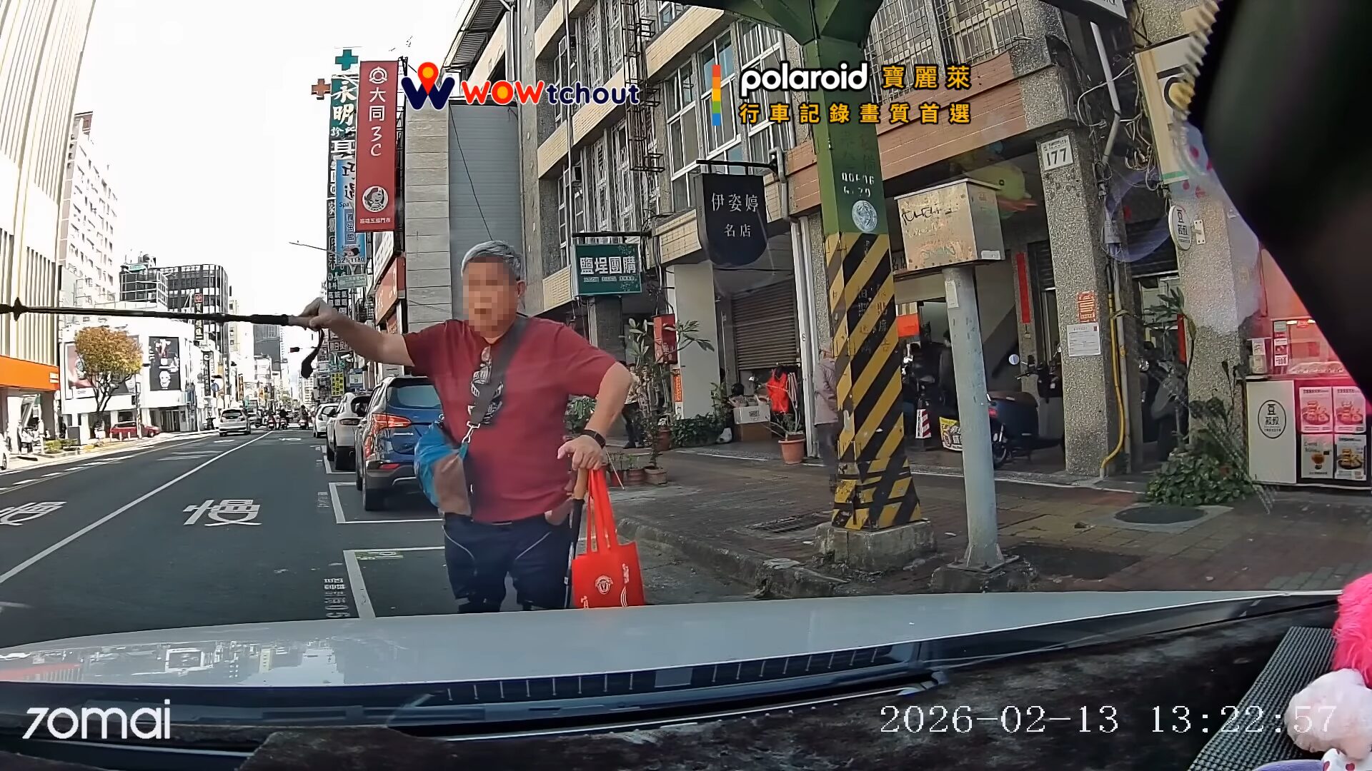 ▲高雄拐杖伯「人肉占位」遭突襲...黃牌重機插入 網笑：友軍還是敵軍？（圖／翻攝自YouTube／wowtchout，下同）