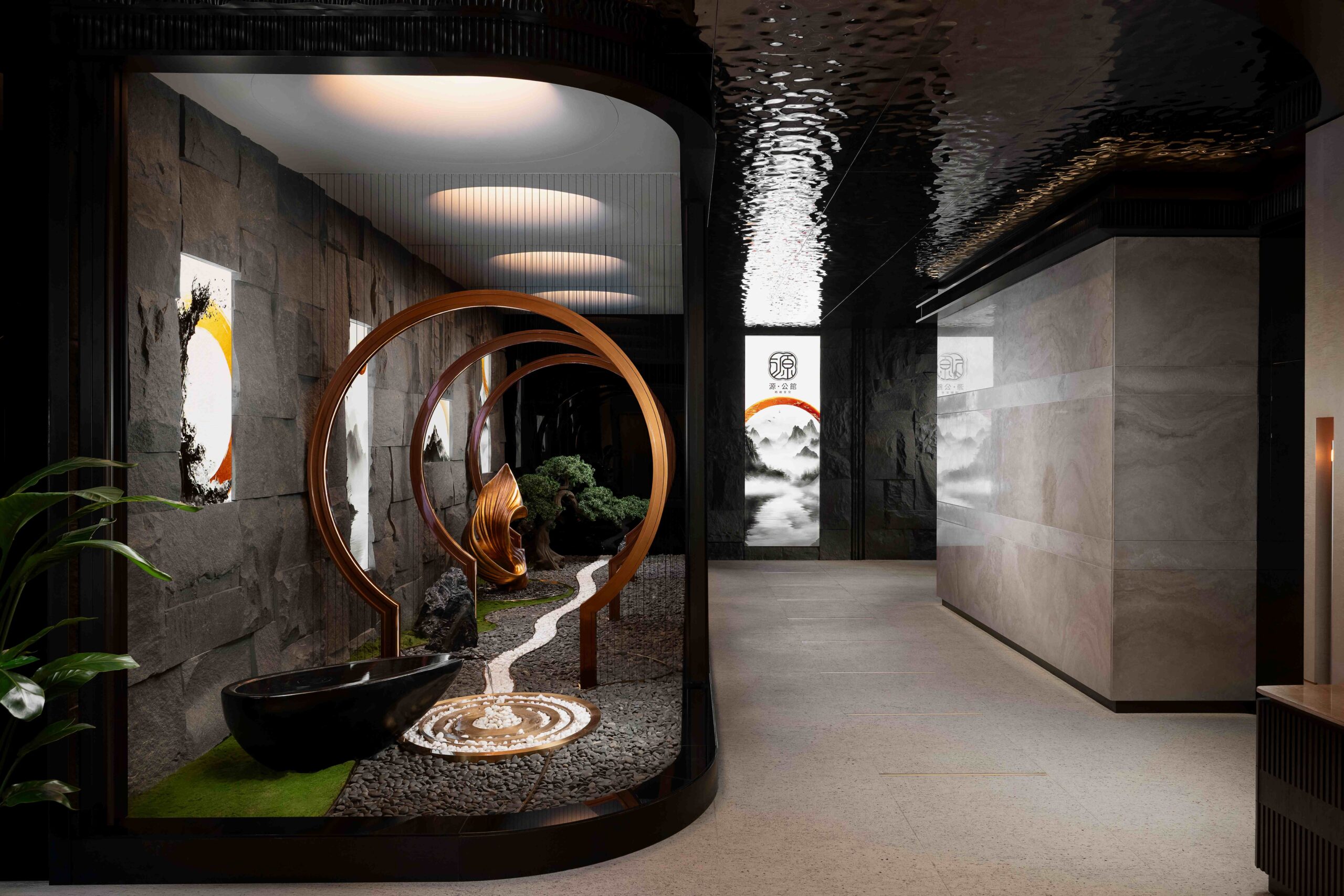 「源·公館」不僅是餐廳，更是一處由主人家為至交貴賓精心打造的「歸家之所」。這裡僅設「乾」、「坤」兩間專屬包廂，每席皆為賓客量身定制。