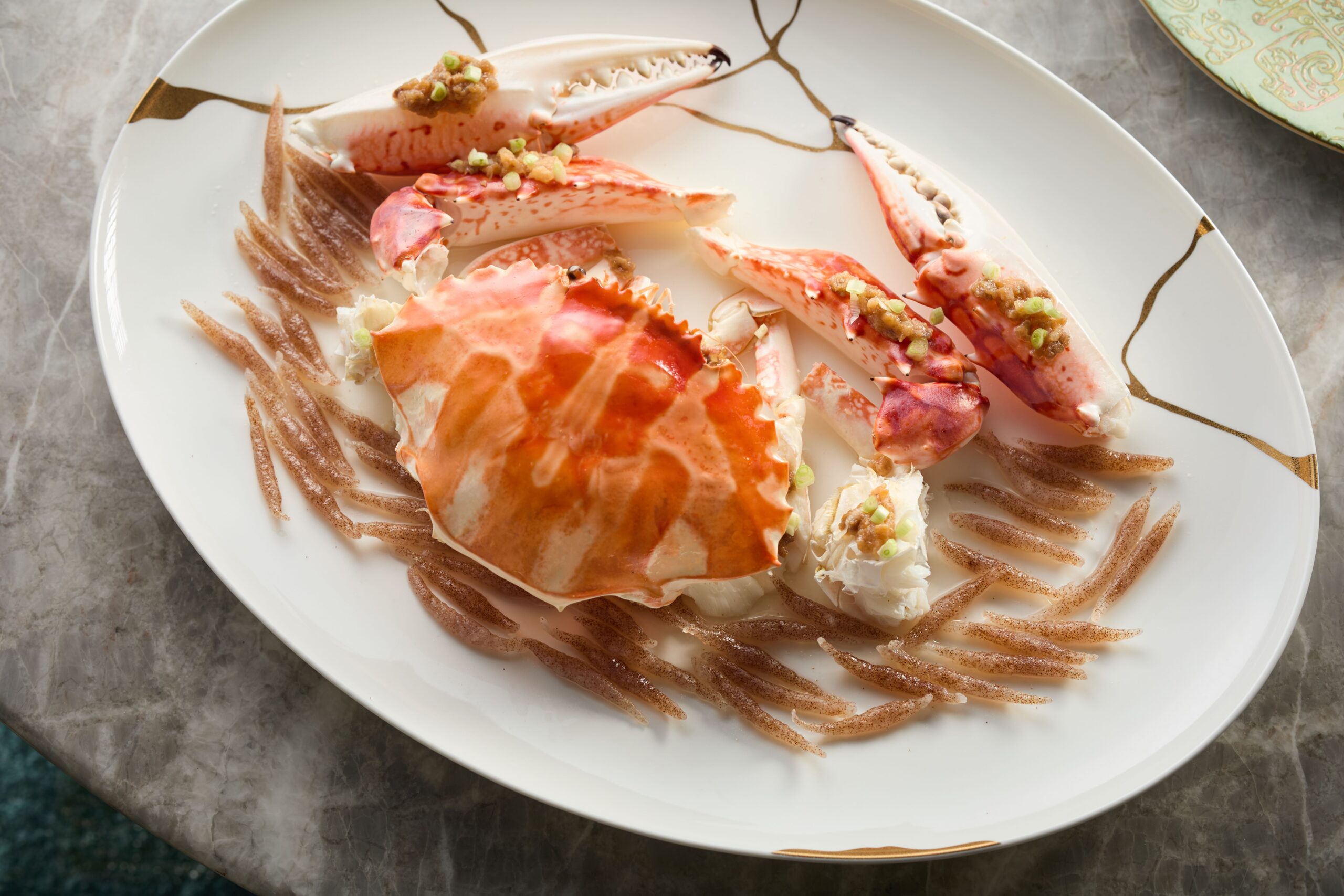 「銀針粉蒸紅花蟹」將每日手作的銀針粉揉入本地蝦子、以鮮蜆汁和麵，鋪於紅花蟹下同蒸，粉條飽吸蟹汁精華，豐腴柔滑，與蟹肉分庭抗禮。