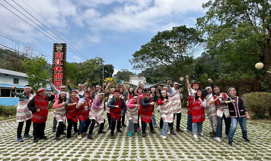 農村水保署16日辦苗栗南江休區區獵人學校走讀，換上當地賽夏族及泰雅族服飾，深入體驗生活文化。(圖/記者林均和攝)
