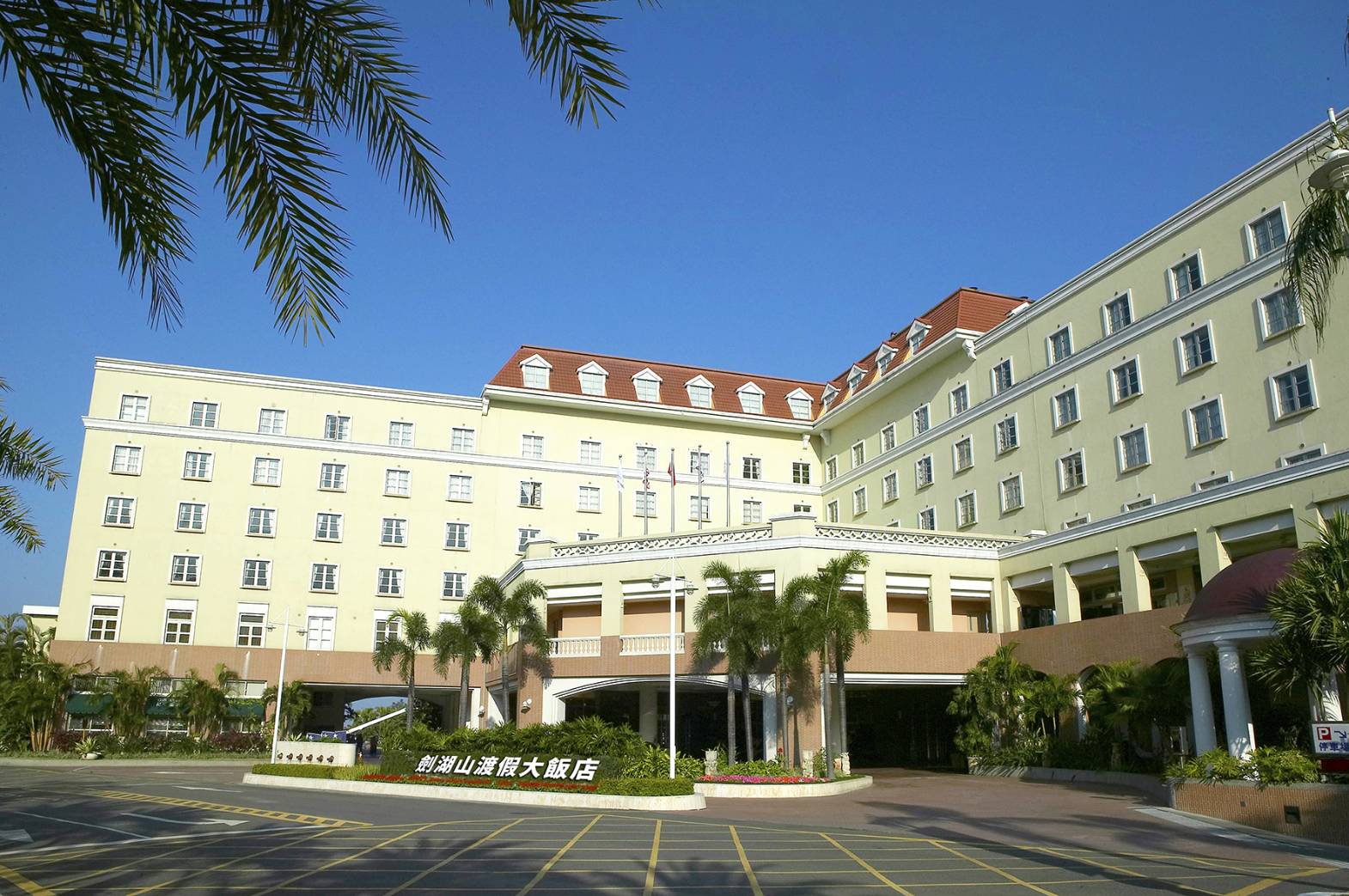 黃西田、王彩樺嗨翻劍湖山！《耐斯歌廳秀》爆紅掀孝親旅遊