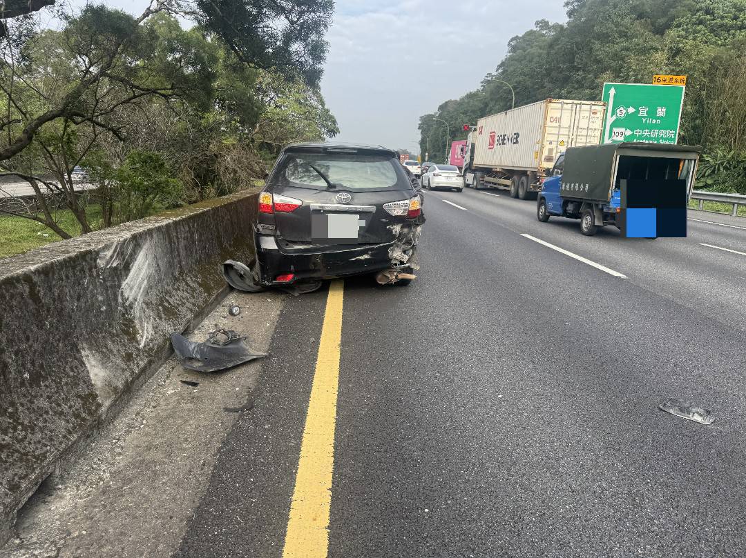 國道3號北向18公里處福德隧道口,上(2)月26日下午14時許發生1起驚悚事故。