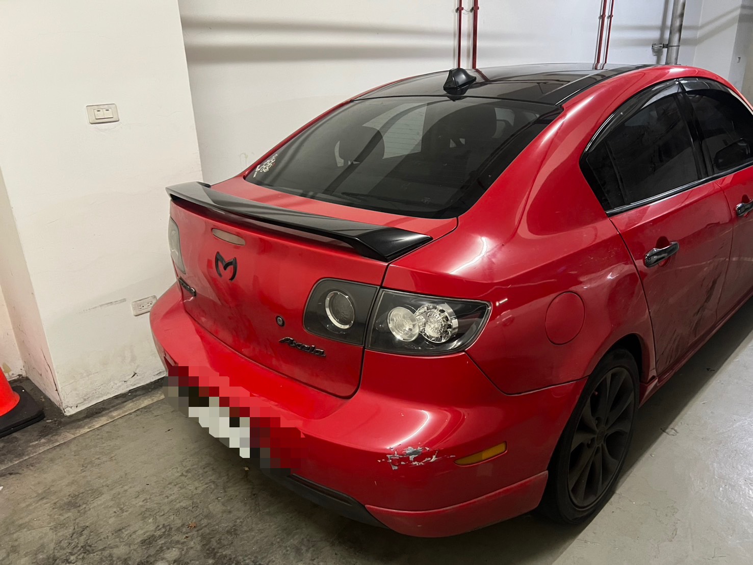 17歲的謝姓少年無照駕駛自小客車，行經重新路一段、文化南路口時，因副駕駛座乘客未繫安全帶遭巡邏員警攔查。謝男因心虛竟猛踩油門加速逃逸，一路從三重衝上台北橋往台北市方向狂飆。