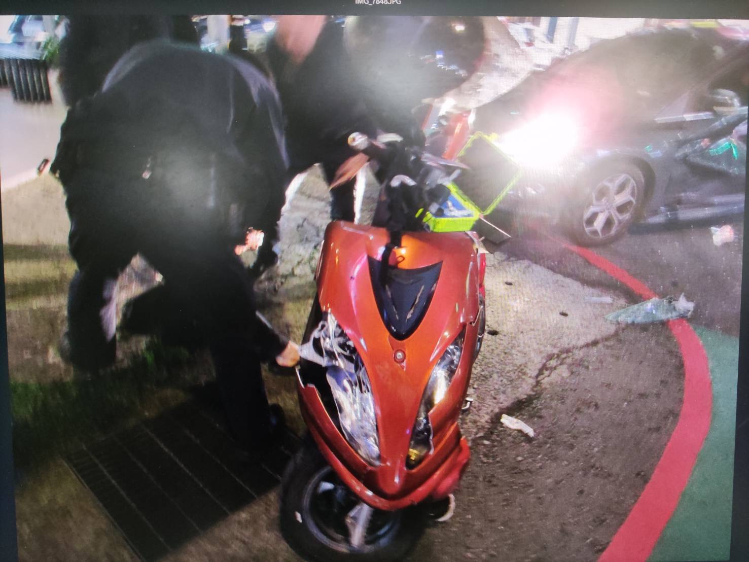 范姓騎士因視線死角及反應時間不足,直接撞上宋男座車的車側。