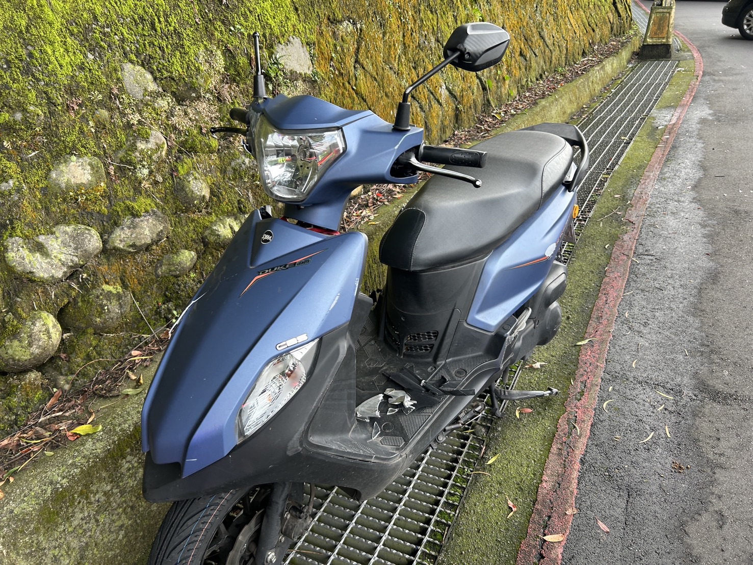 68歲楊姓男子騎乘普重機車,後載65歲王姓妻子,並讓3歲的孫子站立於駕駛座前方腳踏板,「三貼」自烘爐地下山往興南路方向行駛,孰料在行經399巷附近時,機車突然失控衝撞路旁電線桿。