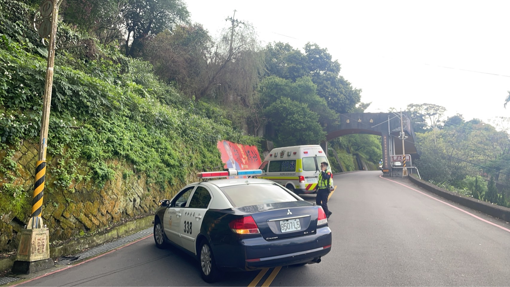 68歲楊姓男子騎乘普重機車,後載65歲王姓妻子,並讓3歲的孫子站立於駕駛座前方腳踏板,「三貼」自烘爐地下山往興南路方向行駛,孰料在行經399巷附近時,機車突然失控衝撞路旁電線桿。