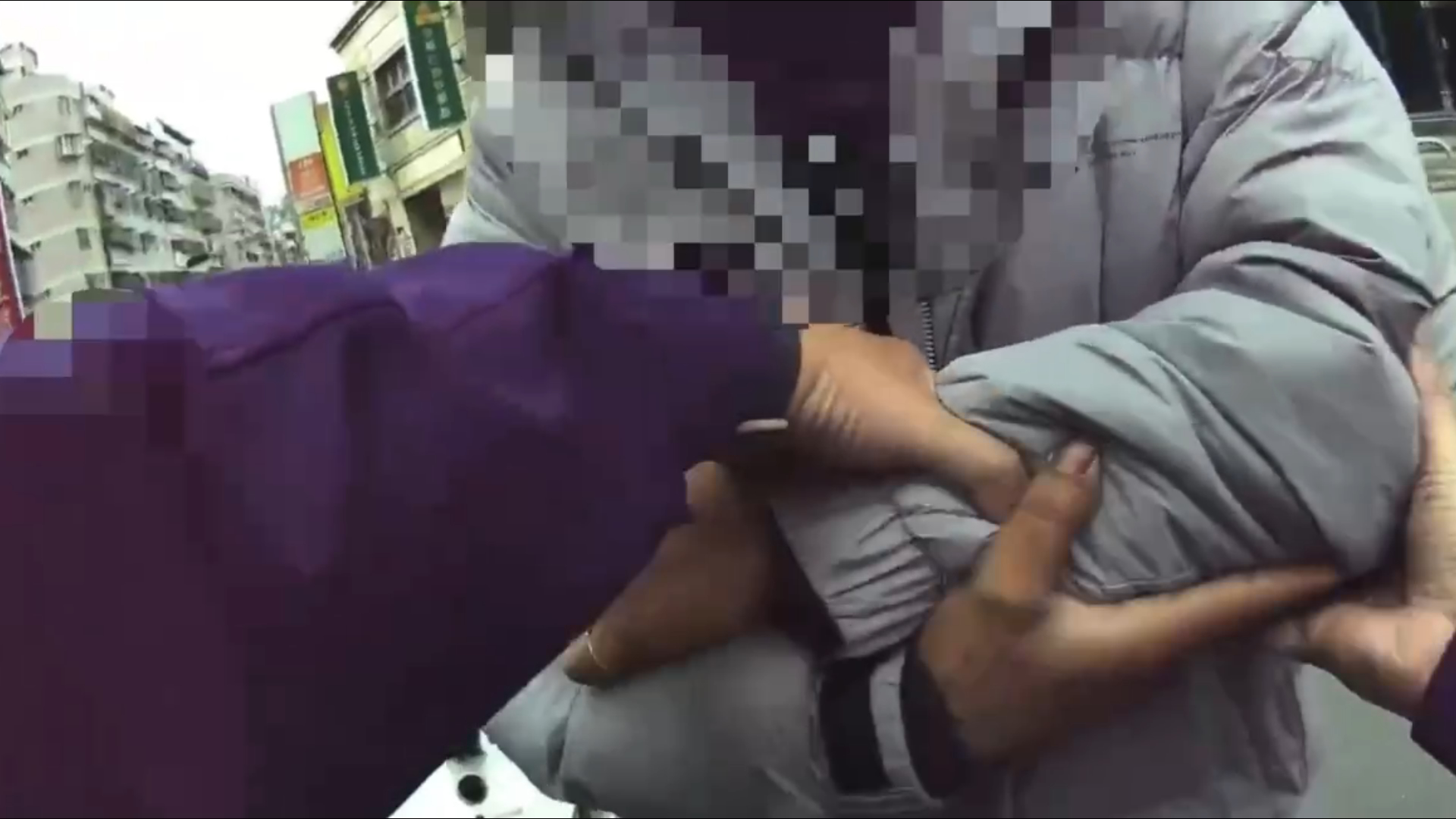 盤查過程中，張男神色慌張且右手頻繁伸入口袋，疑似企圖藏匿違禁品，員警立即喝令其停止動作，當場在其左手外套袖口內起獲電子菸主機1組及菸彈。