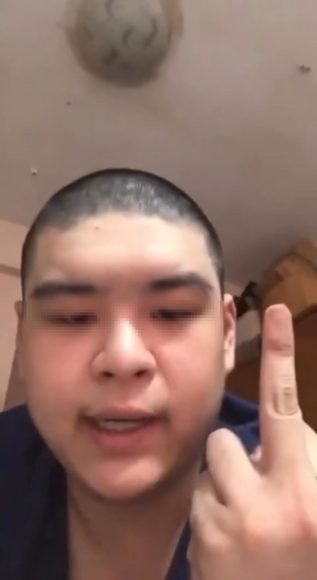 23歲巫姓男子手持健保卡自拍，頻頻以三字經辱罵政府，更狂妄揚言預計在年底於總統府及台北、桃園、高雄等3大機場放置數十枚炸彈，要大家「拭目以待」。