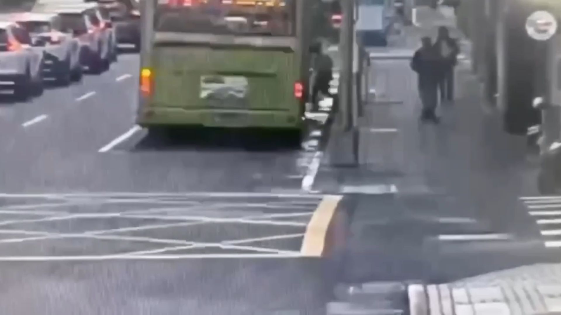 69歲林姓婦人搭乘大都會客運41路公車,在「中崙站」下車後,逕自從公車後門繞向車頭前方行進。