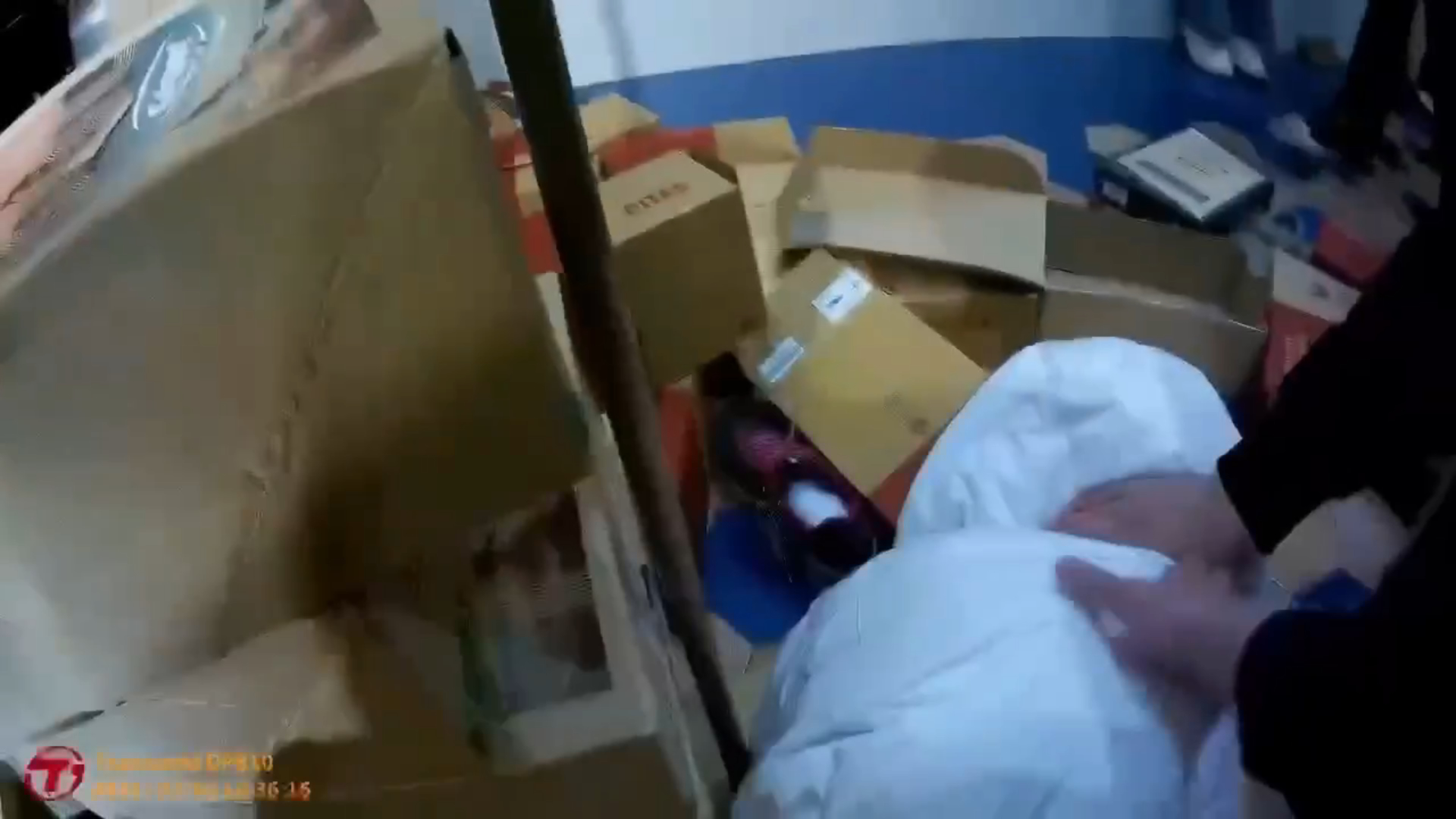 42歲程姓男子在商場內觀賞大型水族箱及閒逛時，疑因個人心態敏感，誤認遭到一旁專櫃的2名櫃姐嘲笑，當場情緒失控，衝入櫃位對2名女子施暴。現場鞋盒、貨品散落一地，程男隨後遭保全及熱心民眾聯手壓制。