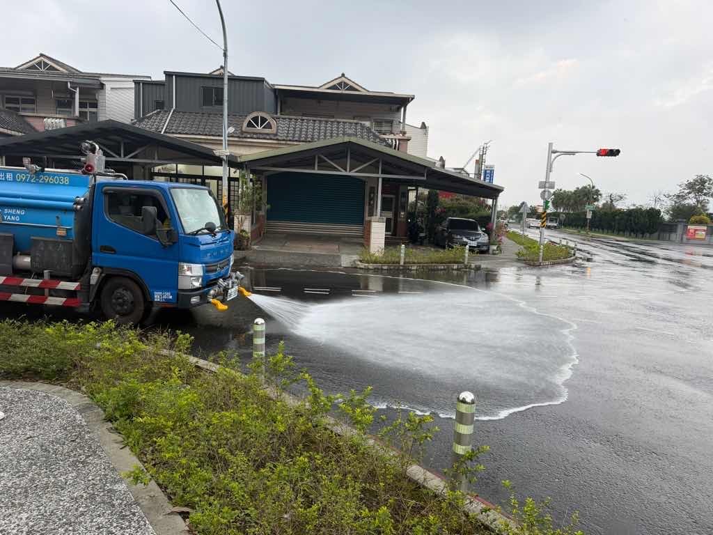 宜蘭縣環保局派員到場稽查，確認為1桶約20公升的濃縮液肥破裂污染路面，現場由相關人員配合水車清理完畢。