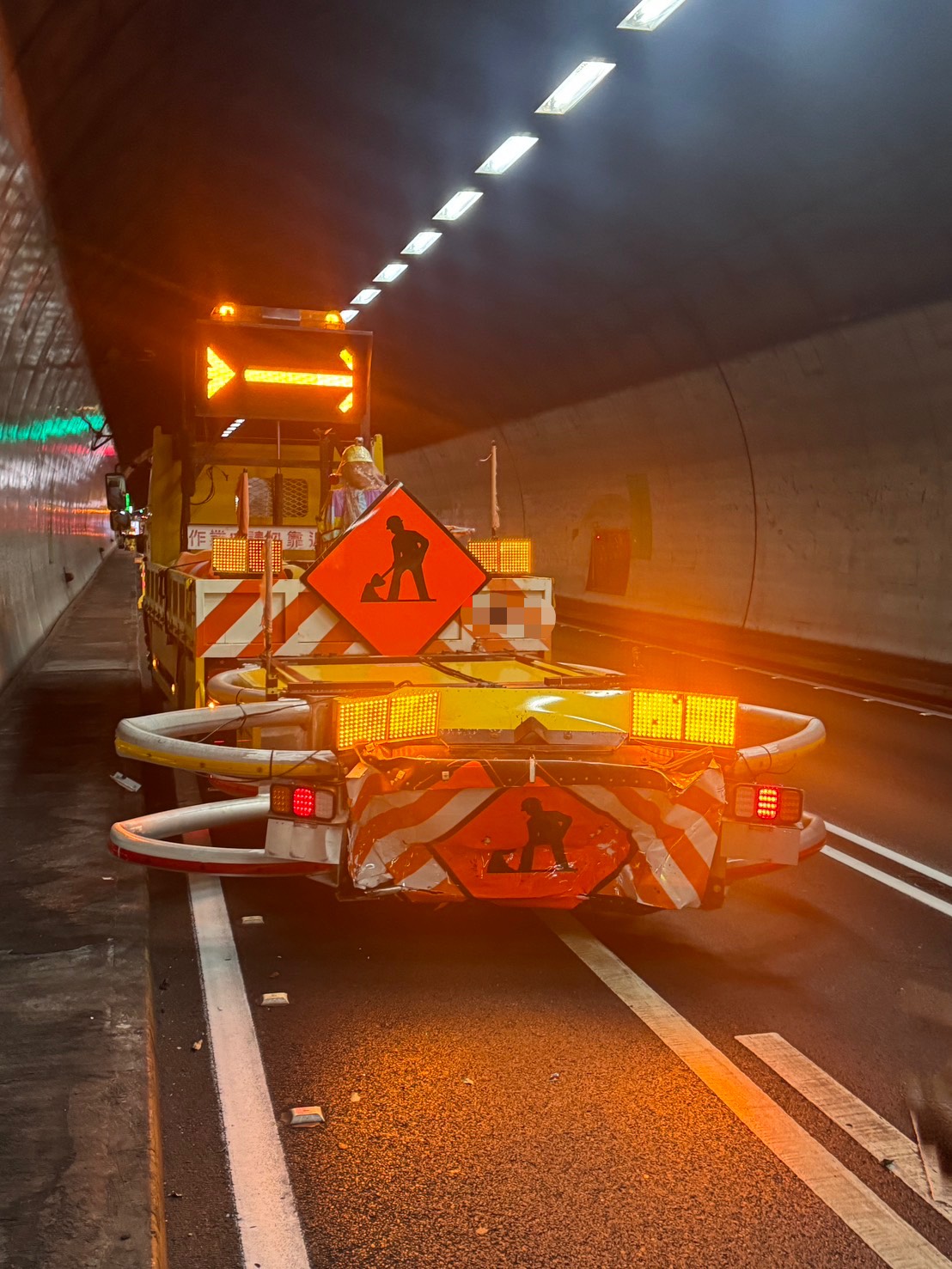 59歲劉姓男子駕駛掛有緩撞設施的大貨車在內側車道執行後方警戒。