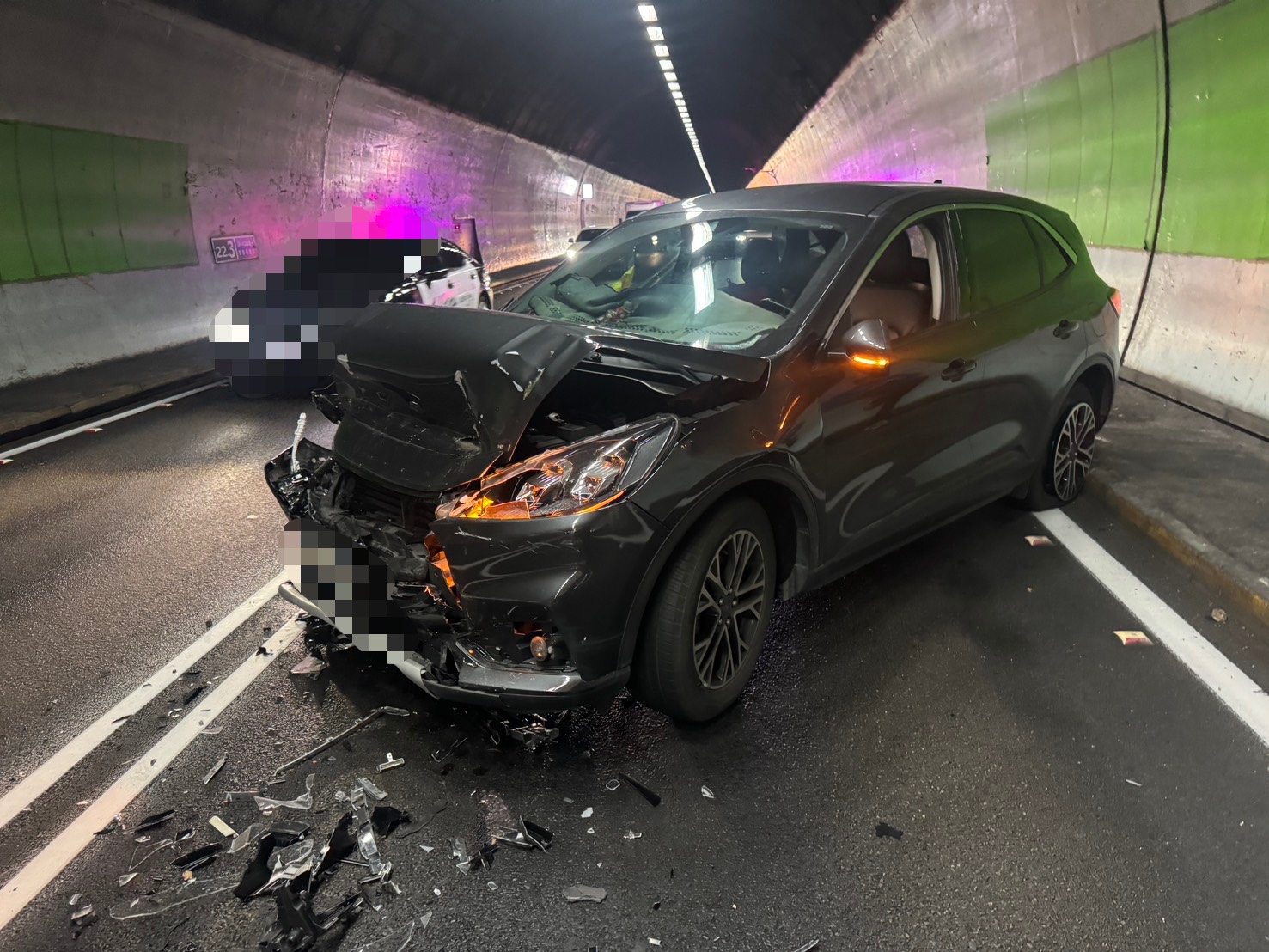 51歲許姓男子駕駛休旅車，行經北向22.3公里處內側車道時，疑因過度依賴「輔助駕駛系統」，未注意前方正在進行隧道清掃工程的緩撞車，竟毫無減速迎面撞上。