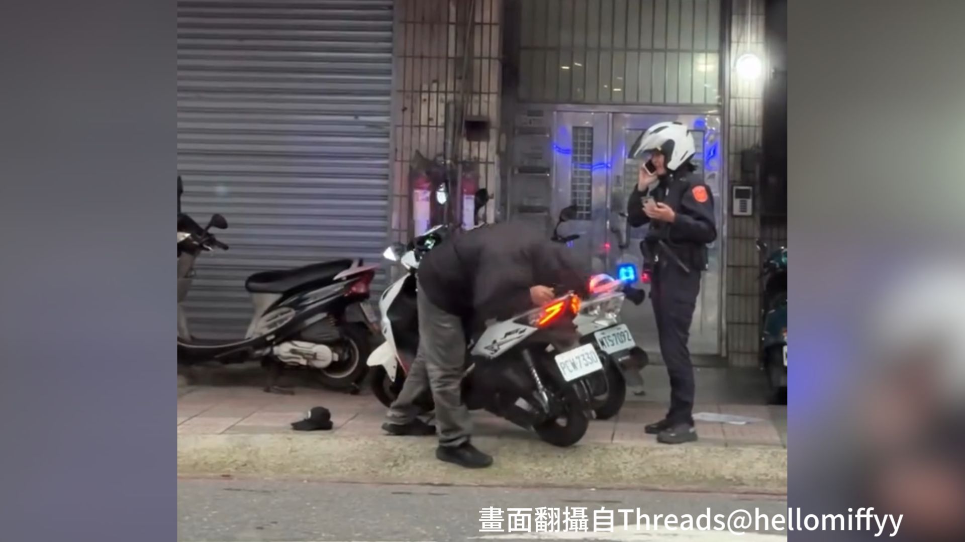 47歲吳姓男子當街扶住自己的機車,不斷用頭部猛力撞擊車身「自殘」,驚悚行徑嚇壞路過通勤民眾,過程也被拍下PO網。