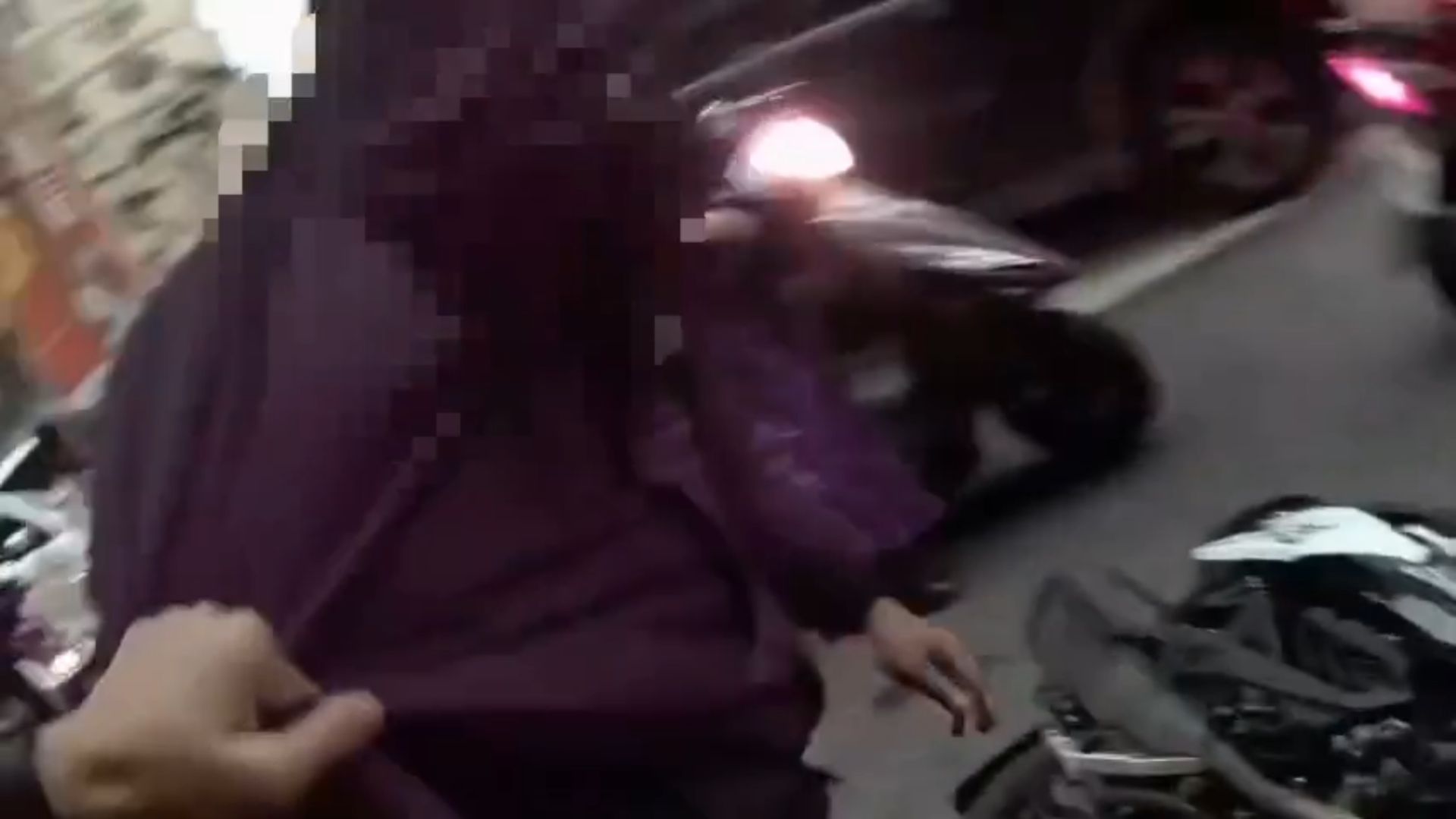 女警見狀大驚,擔心吳男造成嚴重自傷,立即通報無線電請求線上警力緊急支援。支援警力迅速趕抵後,合力將情緒不穩的吳男強制制伏並施以保護管束。