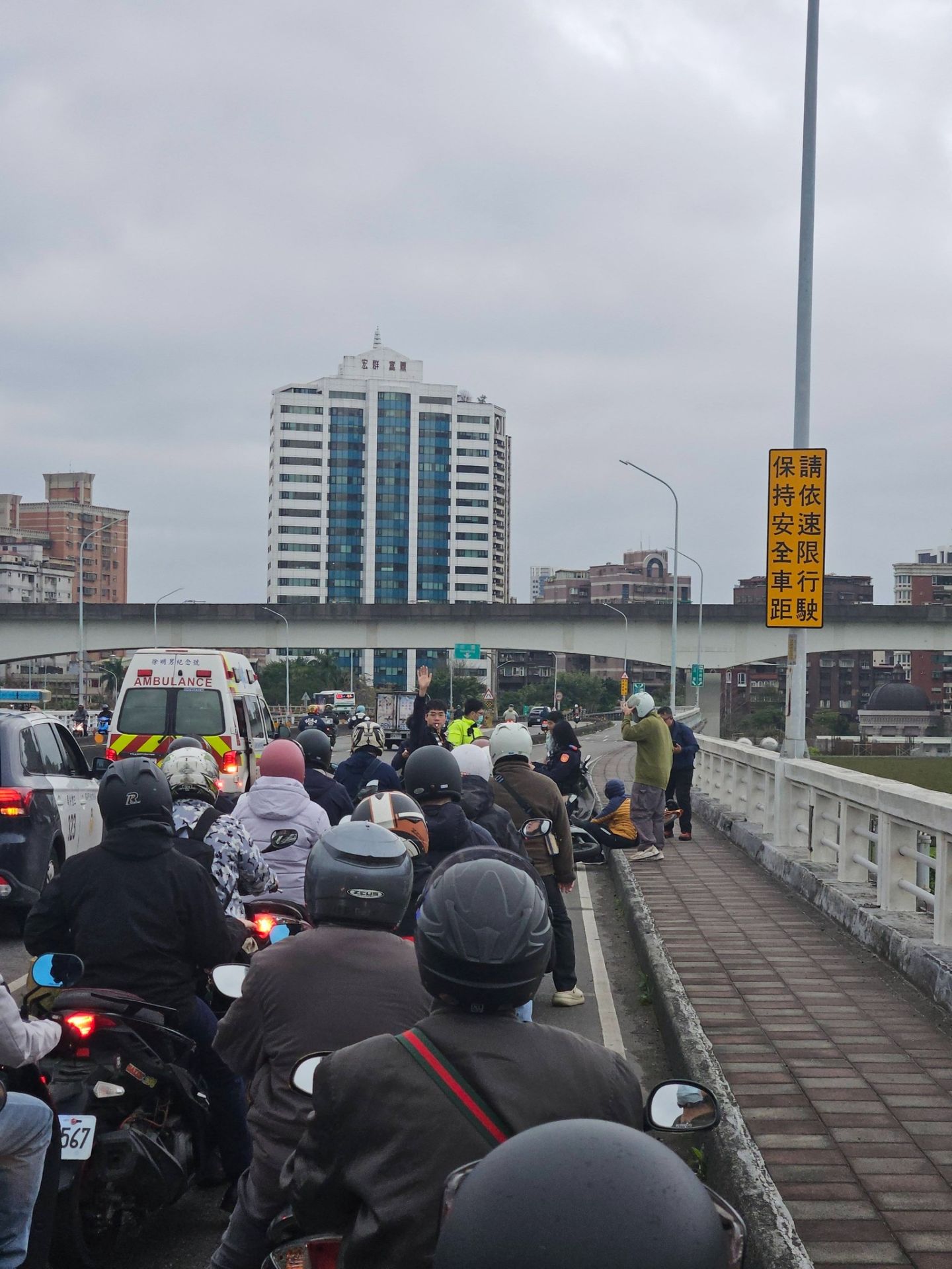 事故發生後，狹窄的機車道被受損車輛及傷者佔據，後方大批趕往上班的騎士動彈不得，車陣一度回堵至橋下平面道路，現場民怨四起。