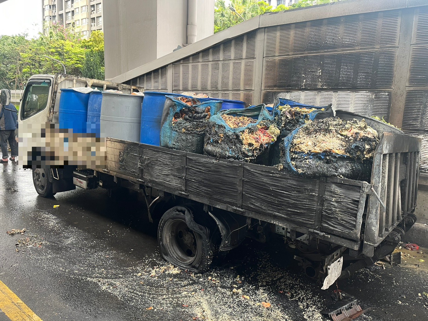 台北市內湖區環東大道今(9)日下午14時許傳出火燒車意外。