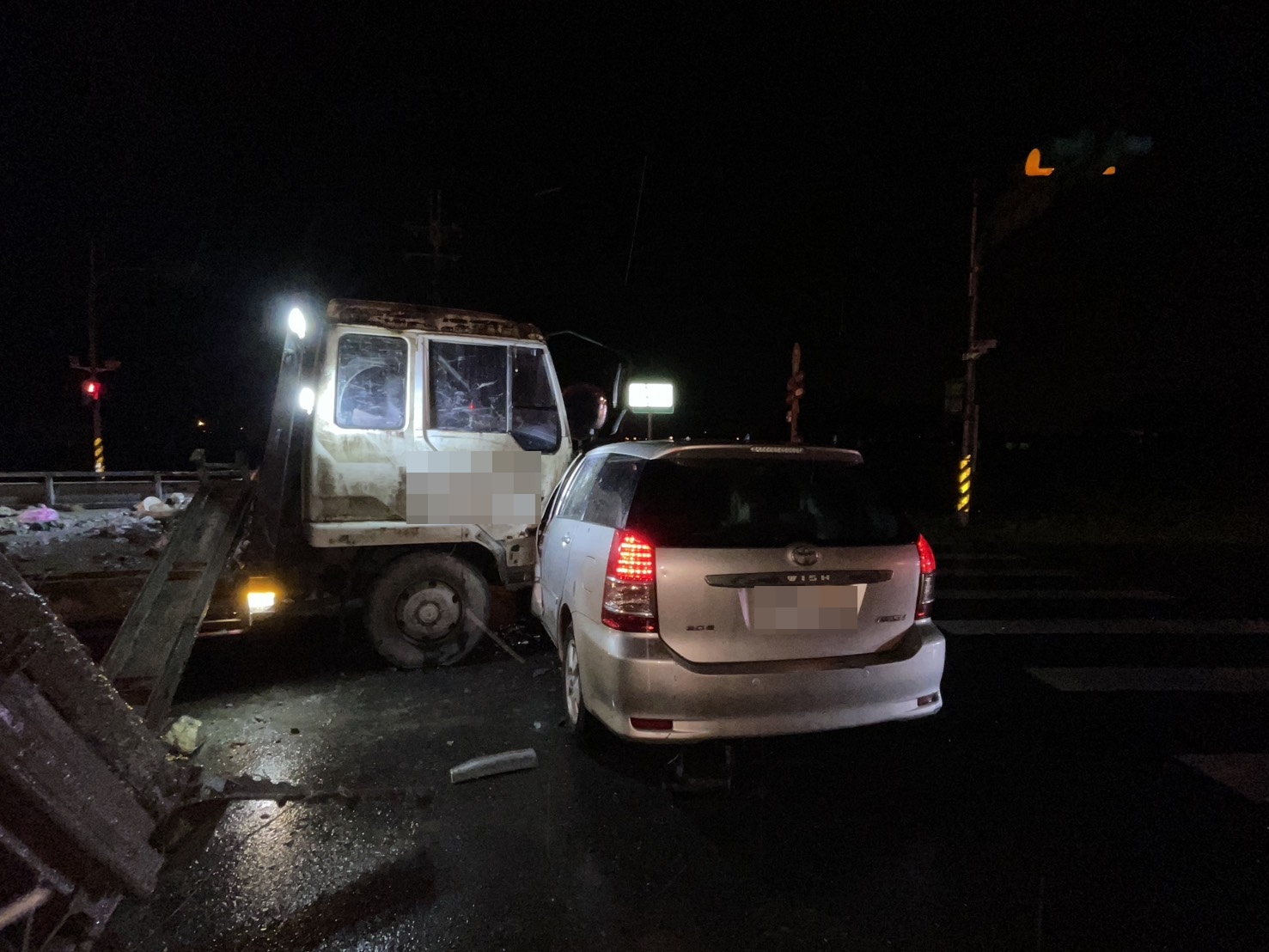 ​28歲徐姓女子駕駛小客車行經閃燈路口時，與57歲廖姓男子駕駛的大貨車發生猛烈碰撞。