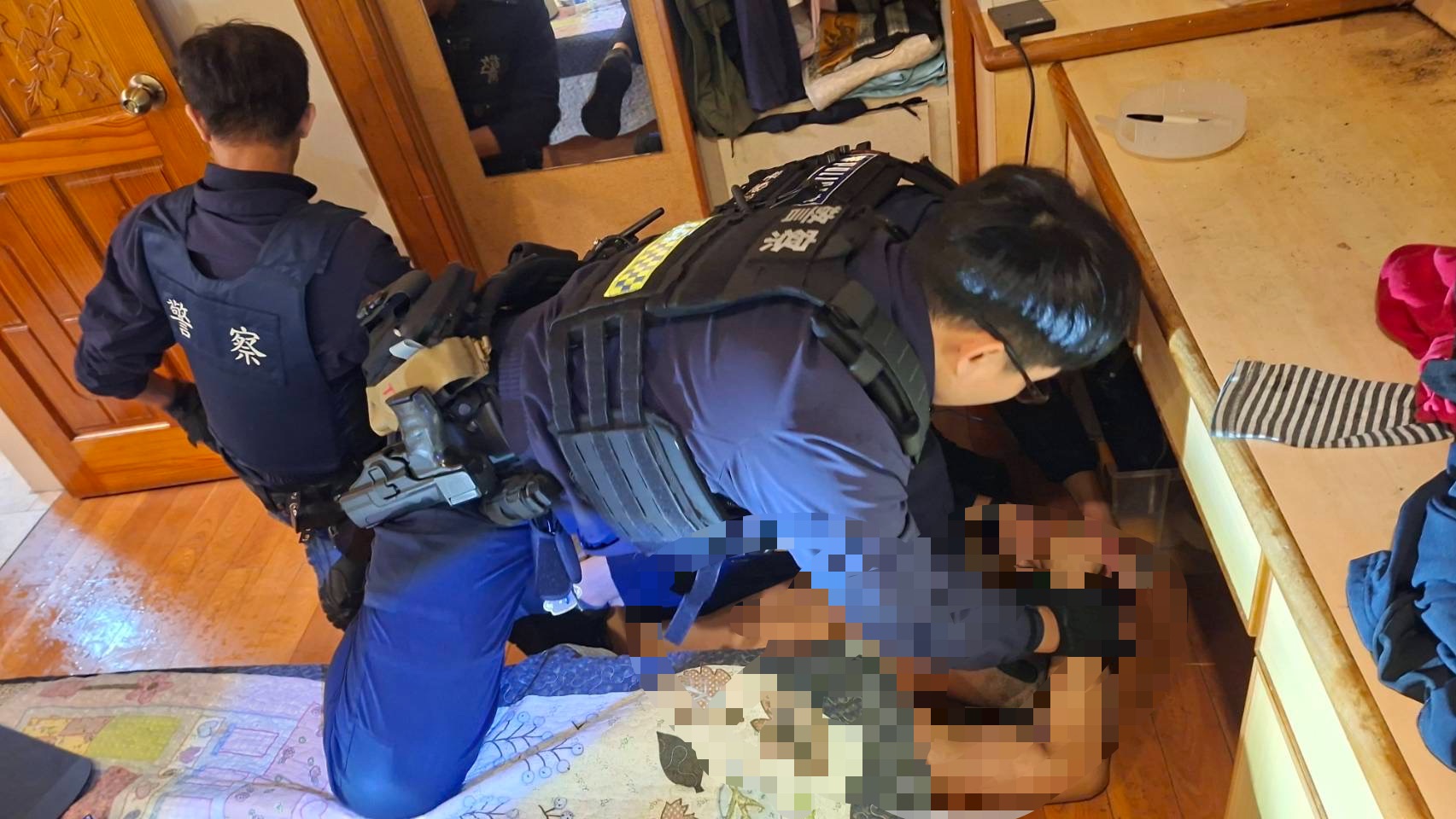 士林警方強勢破門壓制逮捕39歲賴姓逆子。