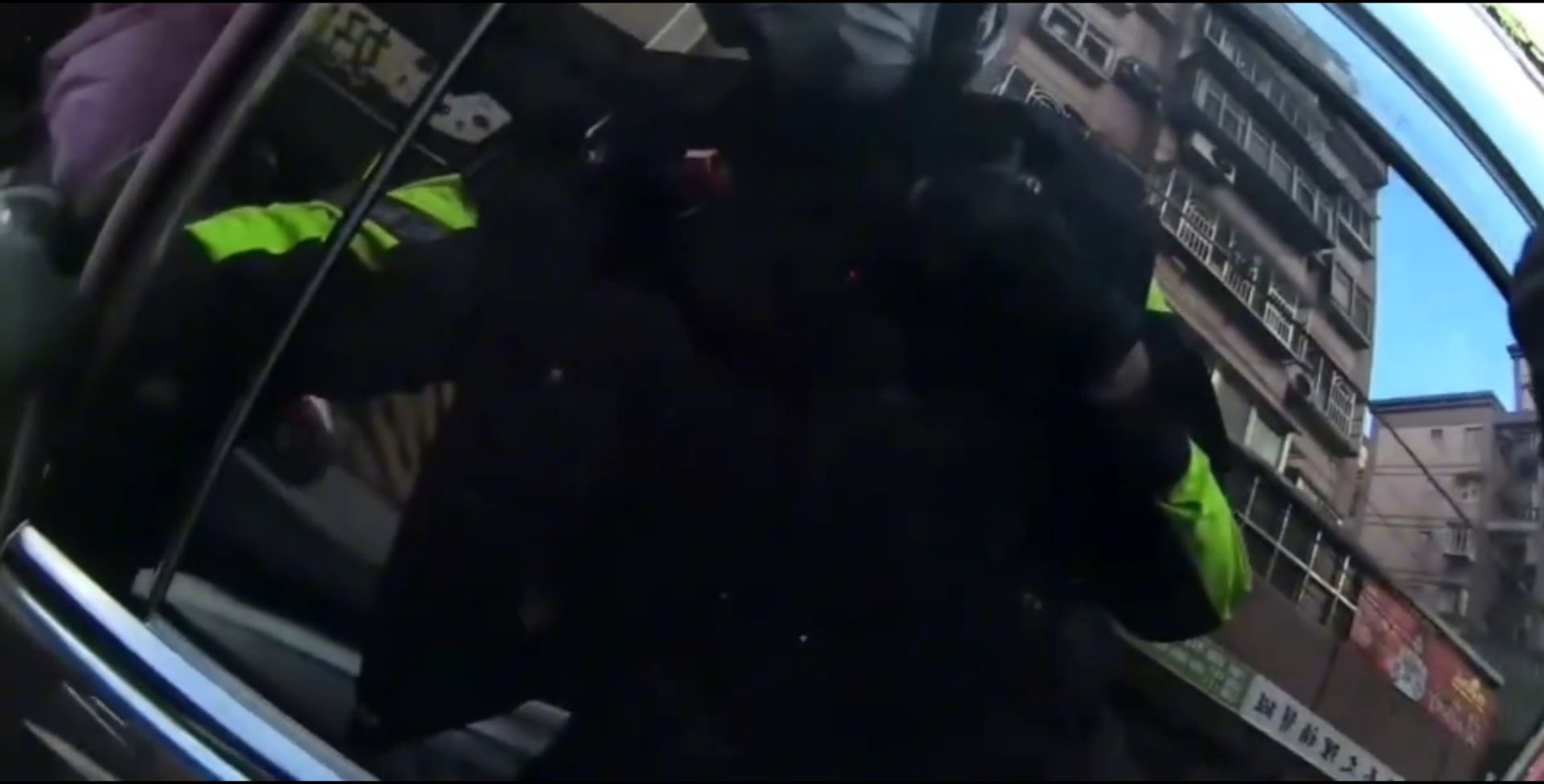 駕駛見到員警時神情閃避、行跡可疑，警方隨即實施攔查。