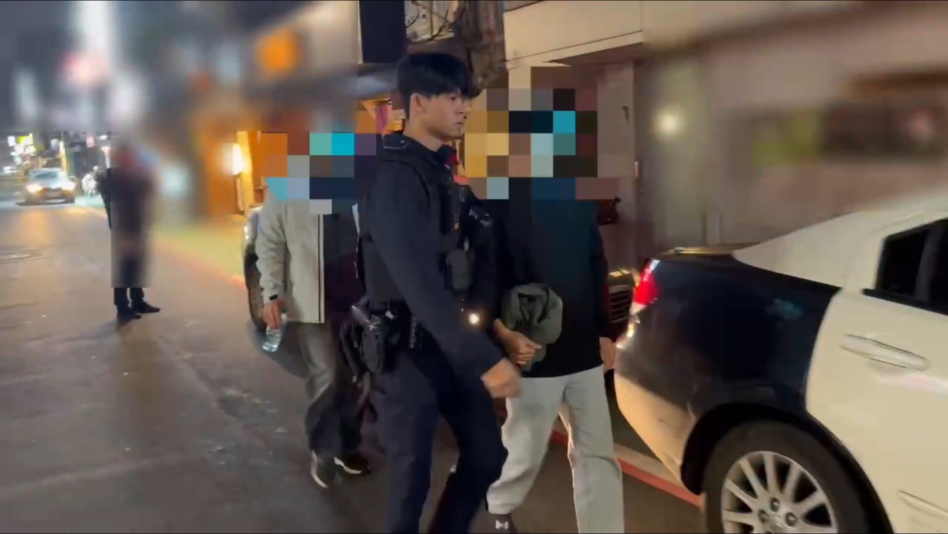 當場逮捕林姓負責人及4名賭客，更意外發現其中1名41歲劉姓賭客竟是身揹詐欺、洗錢2條罪名的通緝犯，當場將5人全數帶回偵辦。