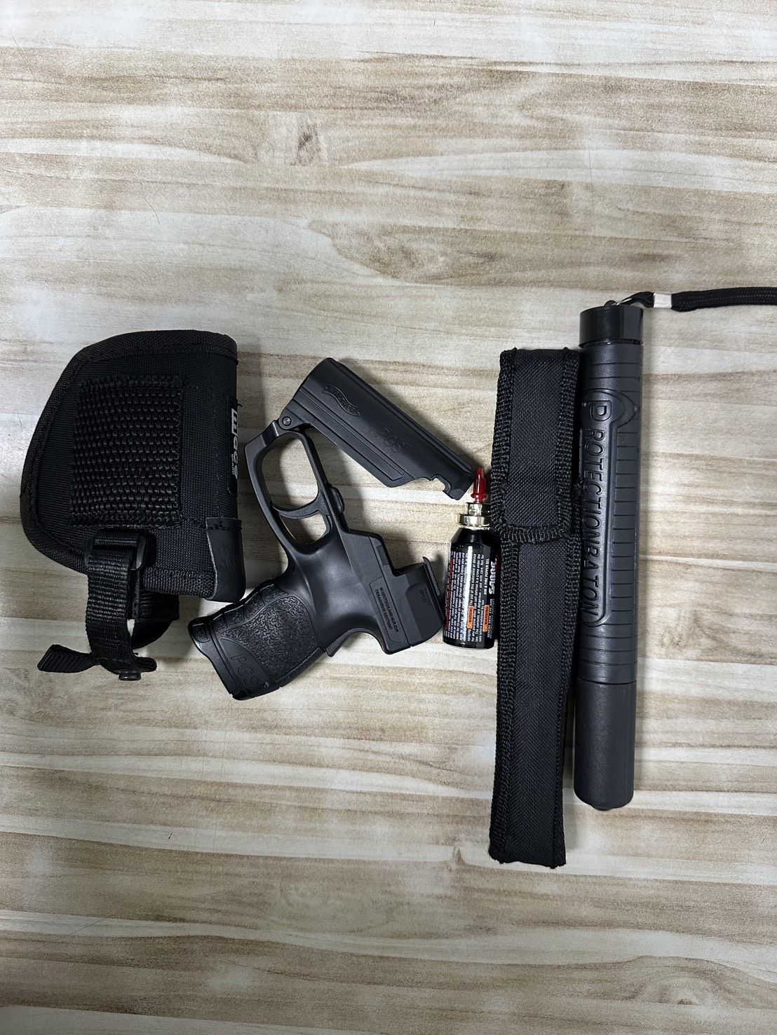 警方查扣蘇女犯案用的辣椒槍及甩棍等違禁品。