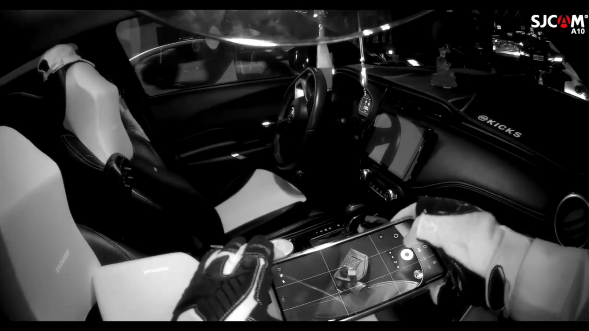 警方在車內展開搜索,當場查扣蘇女犯案用的辣椒槍及甩棍等違禁品。