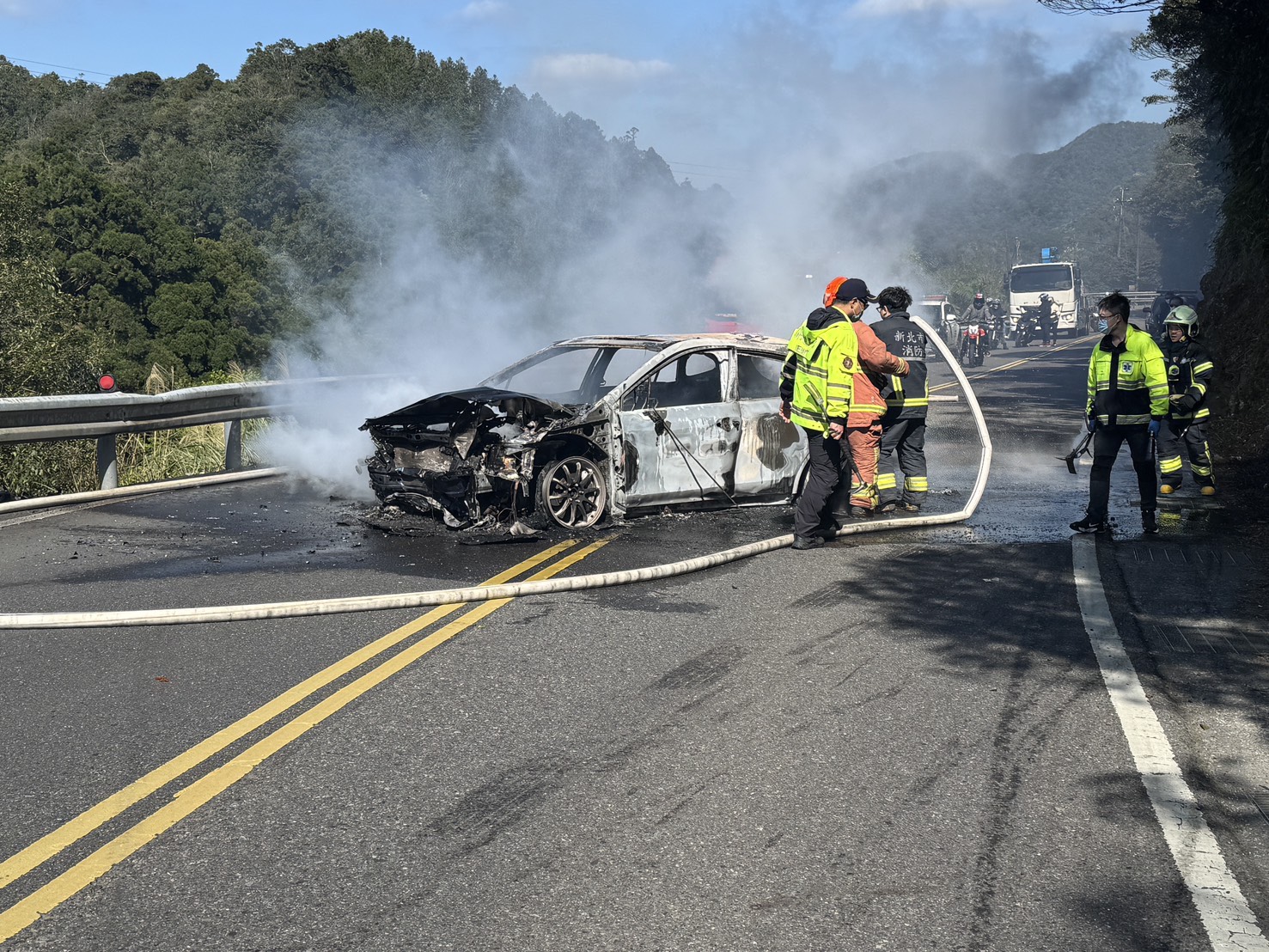 32歲張姓男子獨自開車出遊,行經北宜公路56.3公里處時,車輛突然失控打滑,猛烈撞擊路旁山壁。撞擊後整輛車瞬間起火燃燒。
