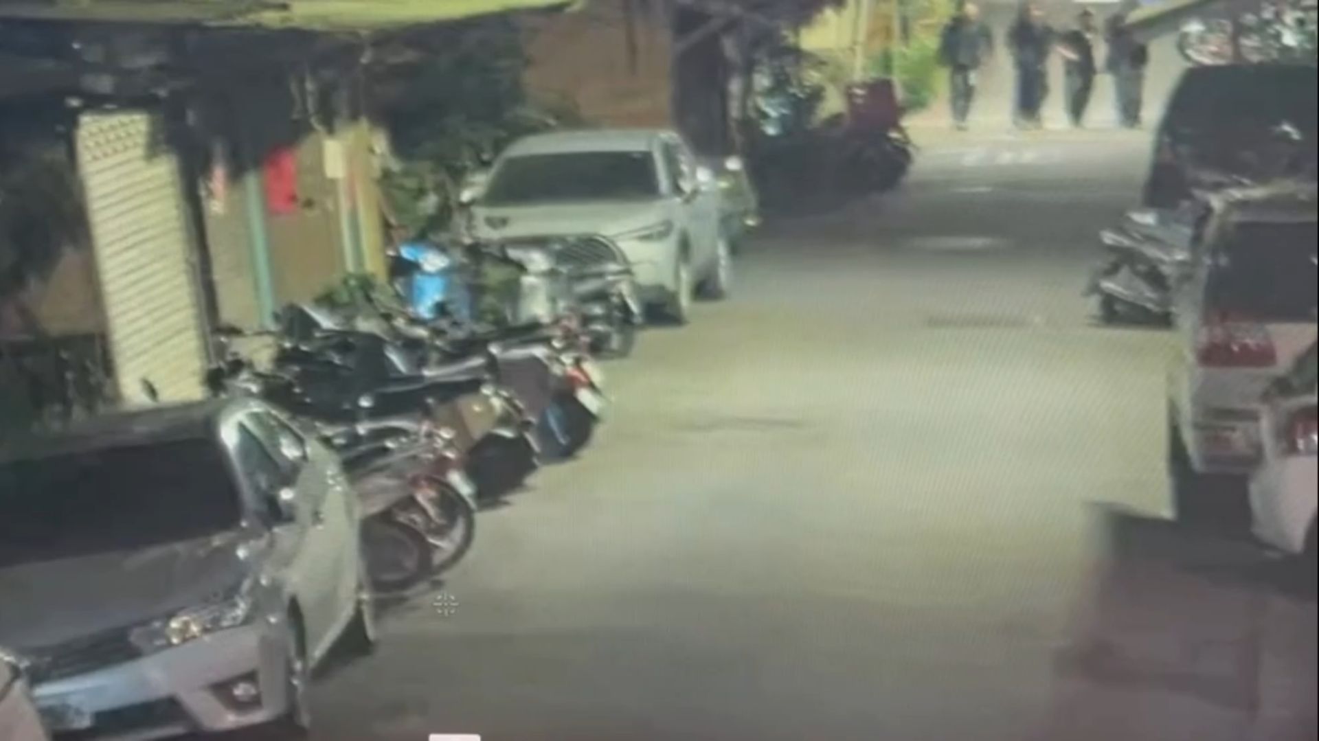 20歲連姓男子因懷疑遭女友「戴綠帽」，帶著鎮暴槍率領6名友人，前往大龍街巷弄內與20歲許姓男子談判。