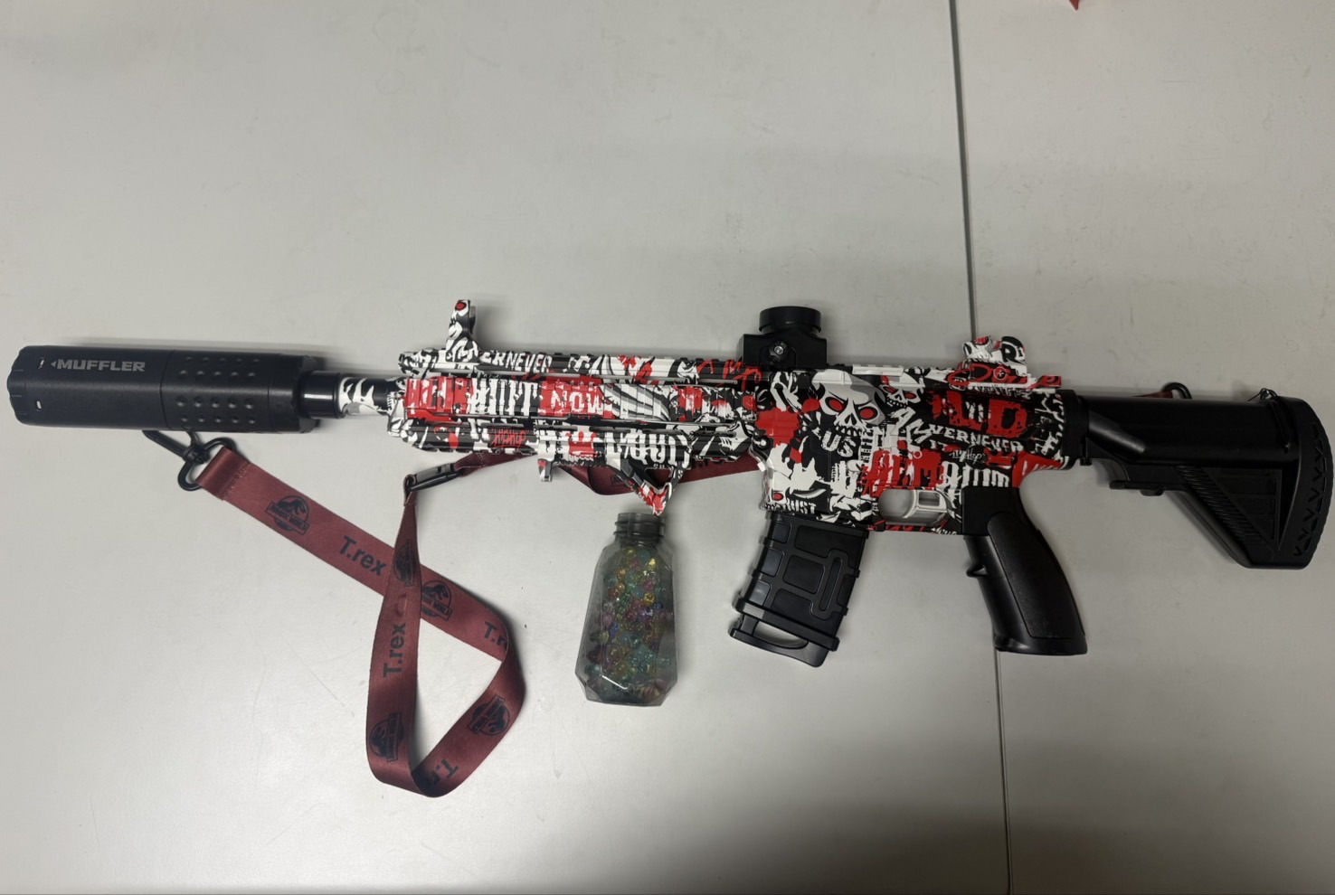 警方現場將該把玩具槍依法查扣，並交由鑑識小隊送驗以確認是否具有殺傷力。