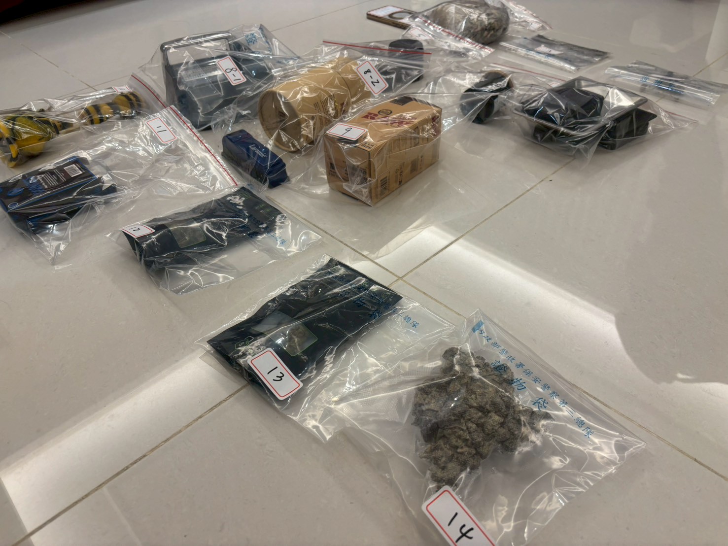 警方於行動中共計查扣大麻642公克、大麻煙彈80顆、愷他命584公克，以及研磨器、捲菸器、吸食器等大批證物。