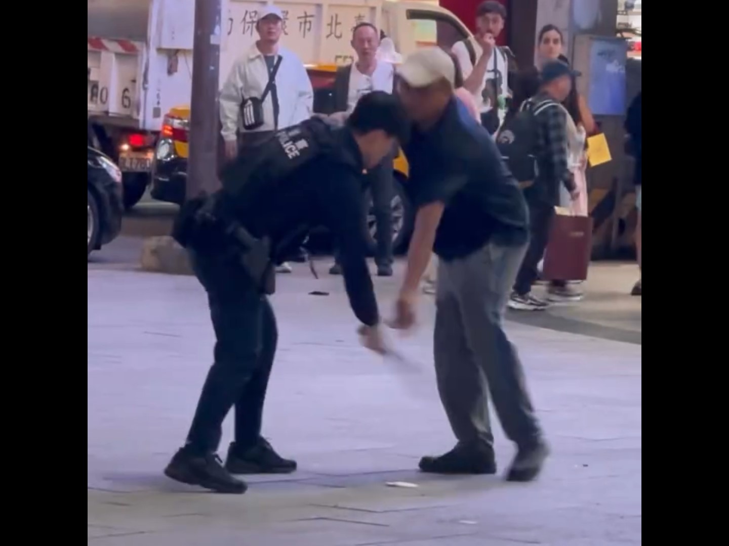 46歲許姓男子酒後情緒失控，不僅當街大聲咆哮狂飆三字經，甚至動手推擠拉扯員警。警方屢勸不聽，果斷抽出警棍擊打其腿部並強勢壓制上銬。（畫面翻攝自Threads@10j_10.09）