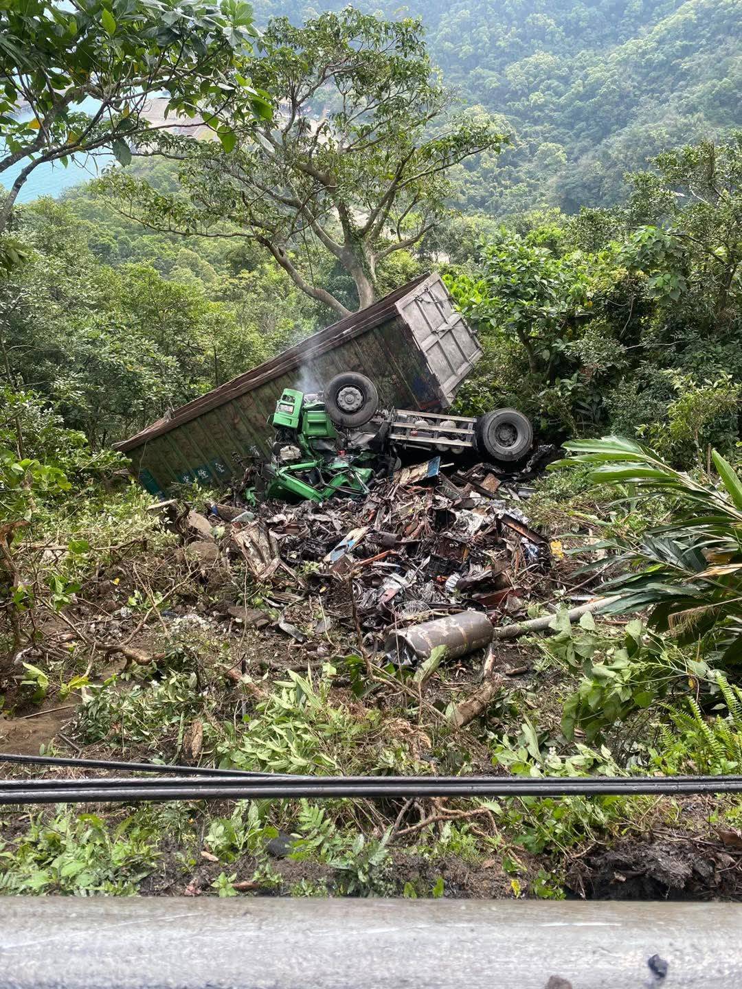 50歲林姓男子駕駛大貨車行經台9線東澳往南澳路段時，不明原因突然失控衝破路旁護欄，整輛車翻落約10公尺深的山坡。