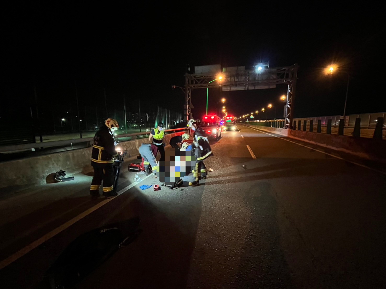 25歲陳姓女子騎乘大型重機與車友夜遊，行經往八里方向3K處時，不明原因失控自摔，慘遭後方閃避不及的大貨車迎面輾過。