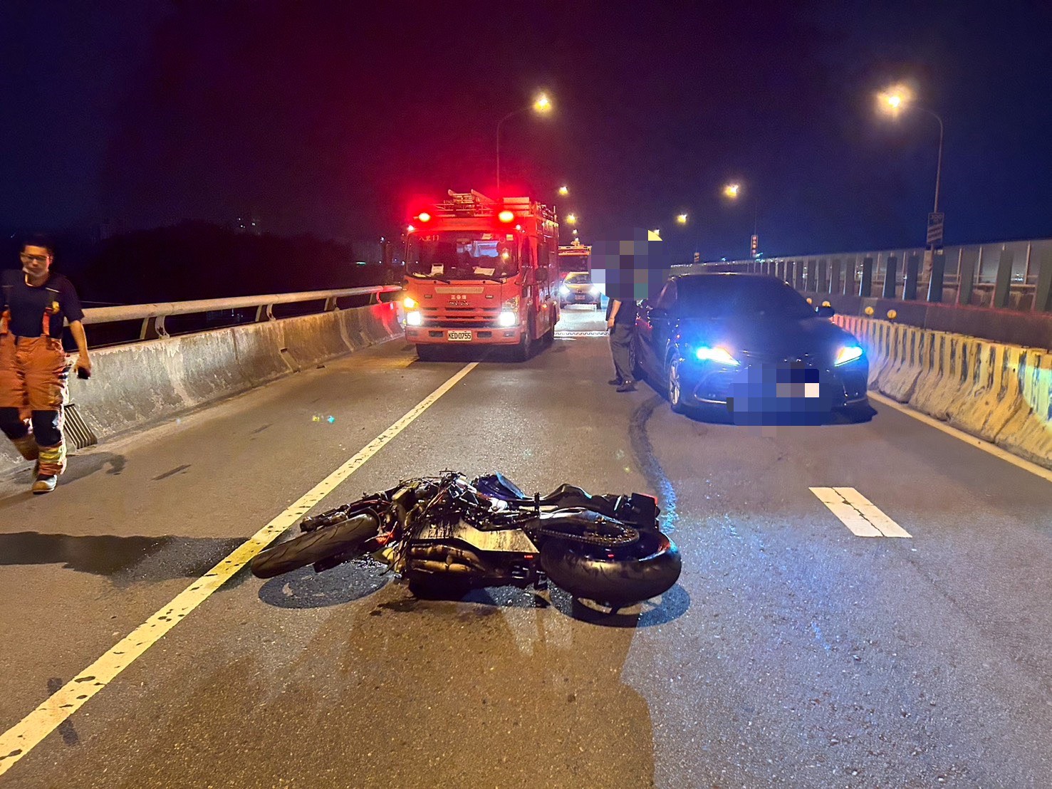 新北市八里區台61線西濱快速道路昨（18）日深夜發生1起奪命車禍。