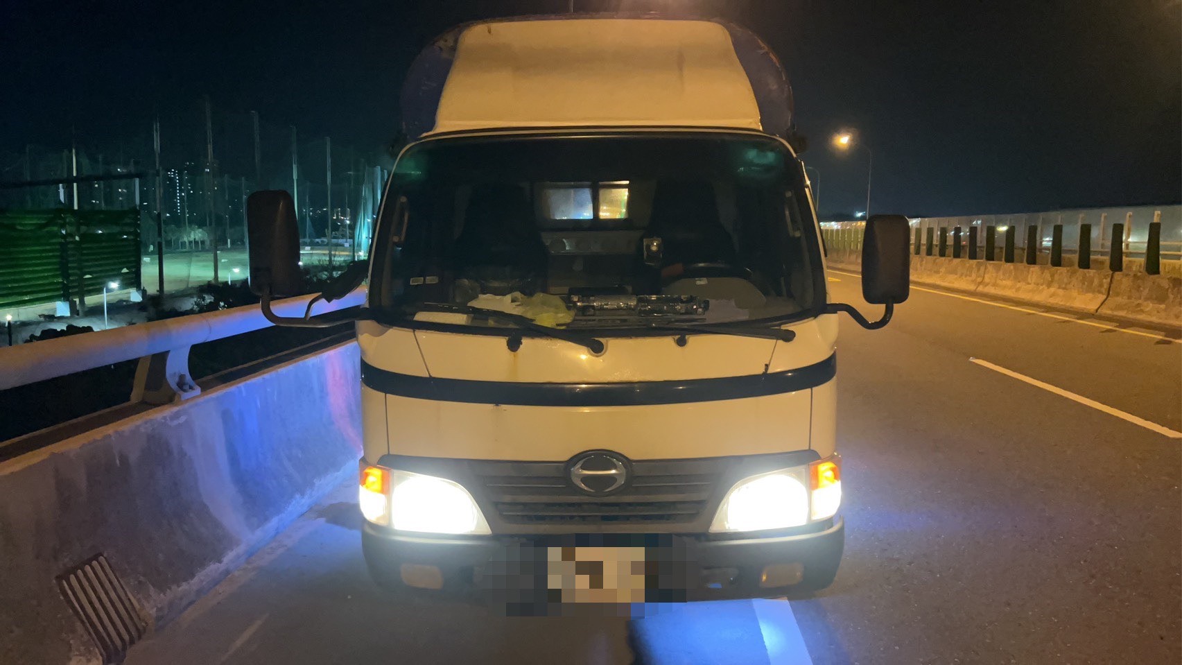 21歲呂姓男子駕駛小貨車行經該路段，疑因夜間視線不佳且事發突然，完全來不及反應，直接輾過倒臥在地的陳女。