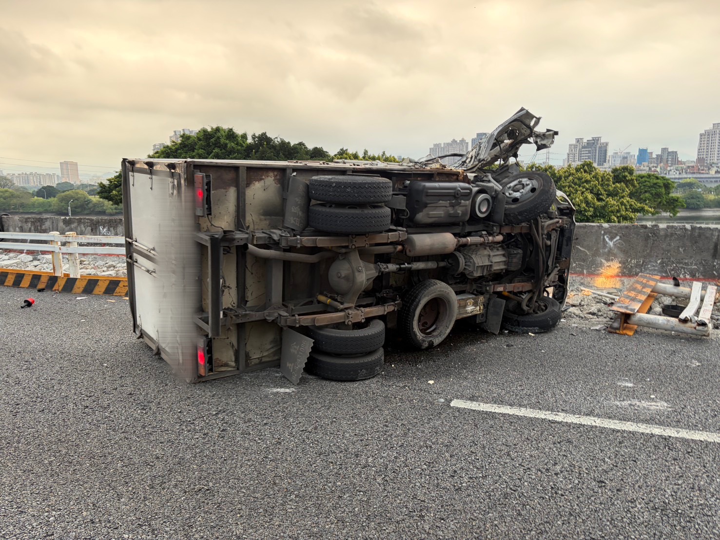 1輛小貨車沿水源快速道路北往南方向行駛時，不明原因突然失控，自撞路旁右側的施工護欄後當場翻覆