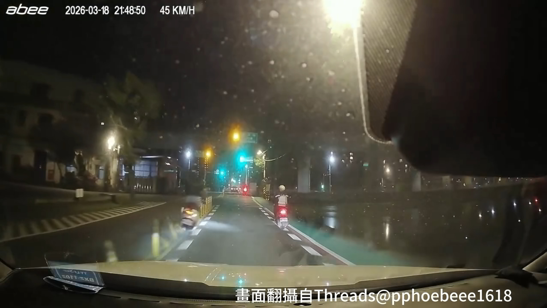 17歲匡姓少年騎乘微型電動機車，行經廣興路時疑似為了趕時間超車，卻因技術欠佳直接撞上道路防撞桿，隨後機車失控偏移，當場「擊落」前方另1名無辜的機車騎士。