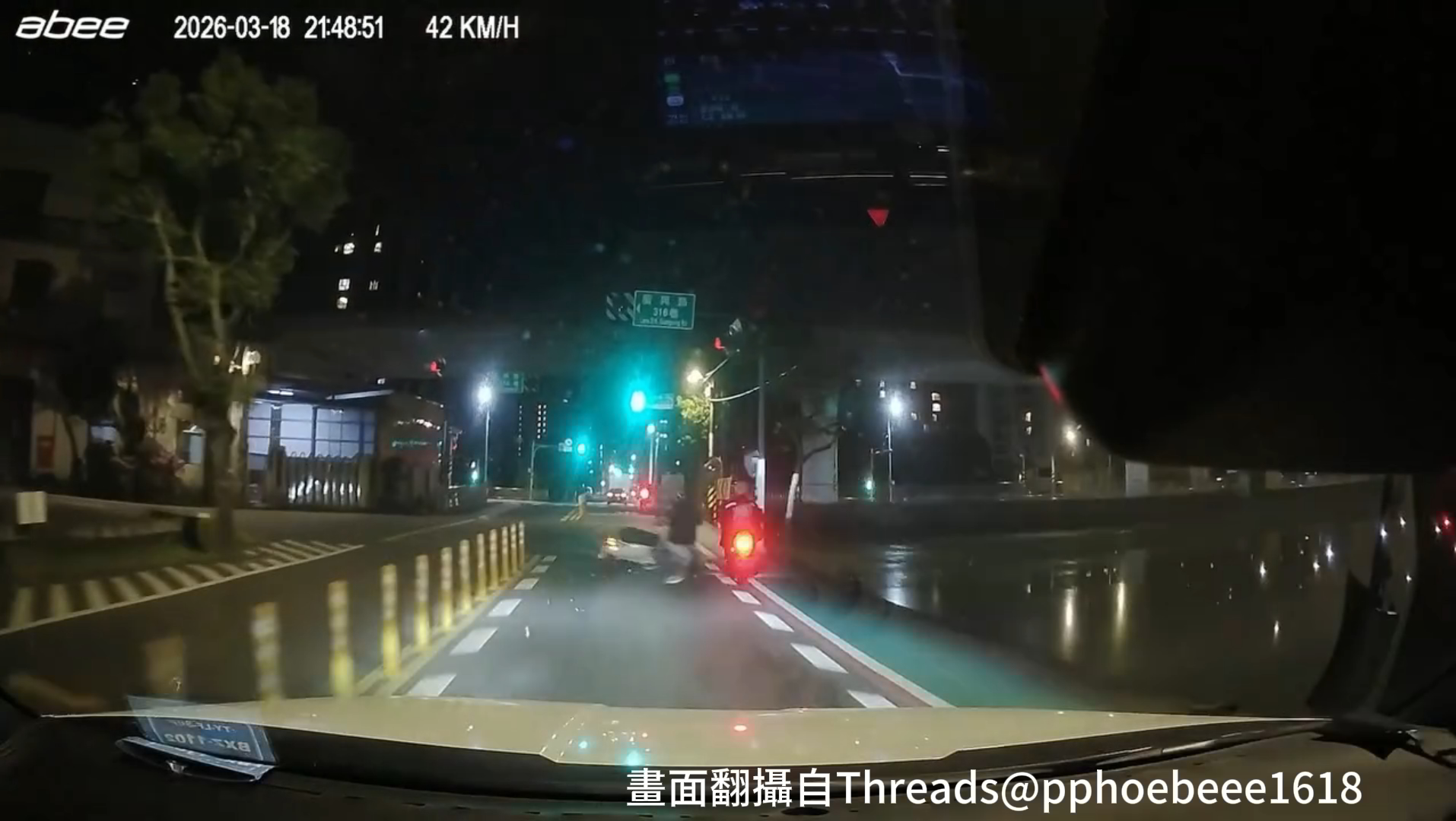 17歲匡姓少年騎乘微型電動機車，行經廣興路時疑似為了趕時間超車，卻因技術欠佳直接撞上道路防撞桿，隨後機車失控偏移，當場「擊落」前方另1名無辜的機車騎士。