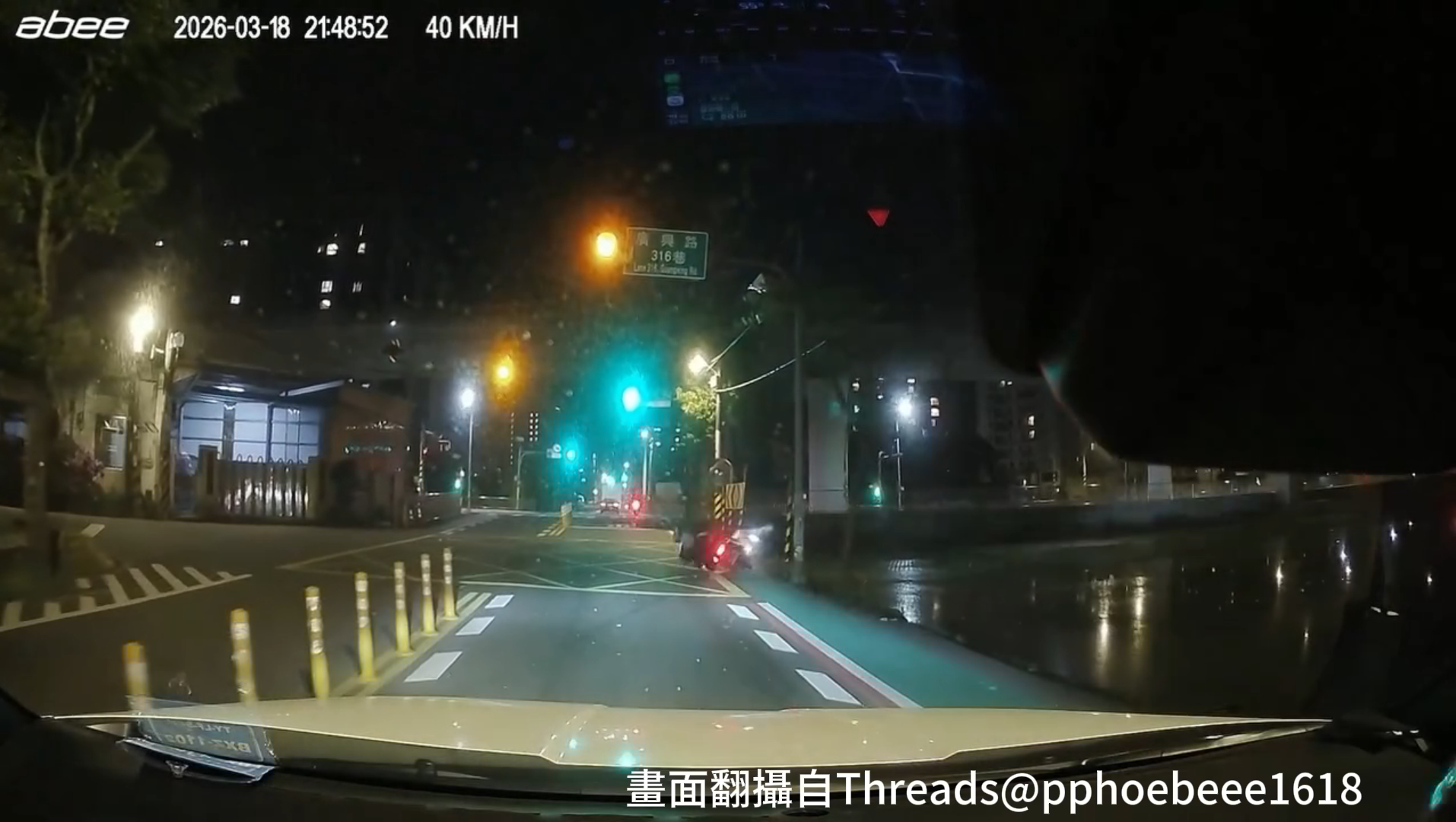 17歲匡姓少年騎乘微型電動機車，行經廣興路時疑似為了趕時間超車，卻因技術欠佳直接撞上道路防撞桿，隨後機車失控偏移，當場「擊落」前方另1名無辜的機車騎士。