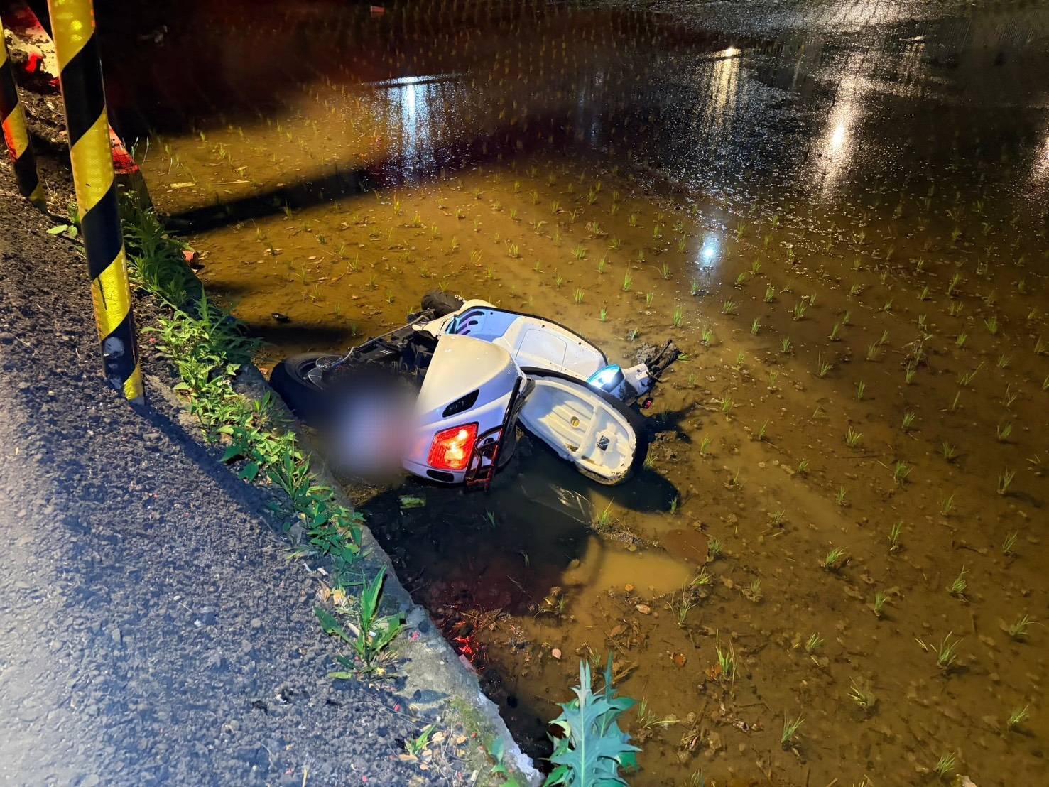匡姓少年騎乘的微型電動機車碰撞後墜入稻田。
