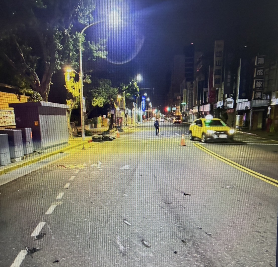 陳男連人帶車當場噴飛重摔，頭部重創，經緊急送醫搶救後仍因傷重宣告不治。