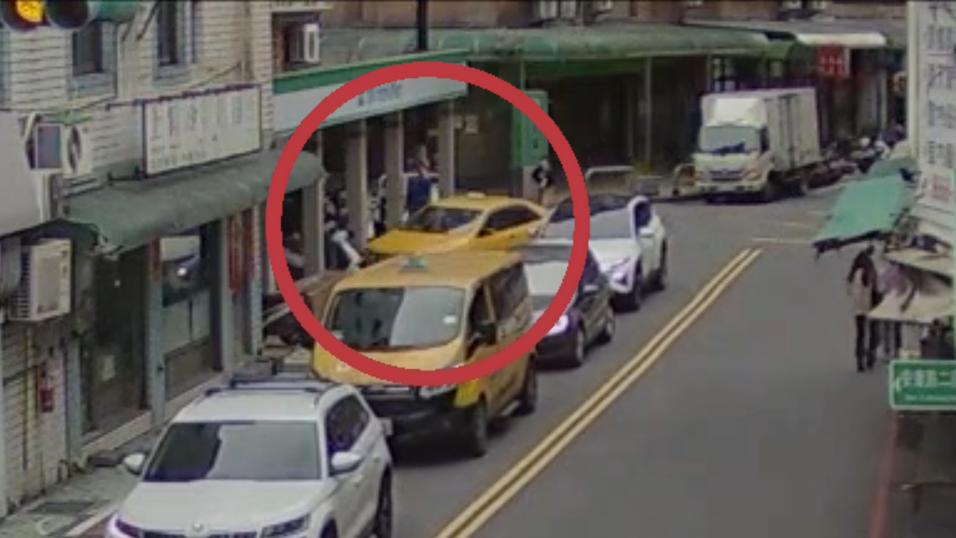 66歲陳姓運將駕駛計程車行經安民街巷弄準備轉彎時，車輛竟宛如「起乩」般突然失控暴衝，