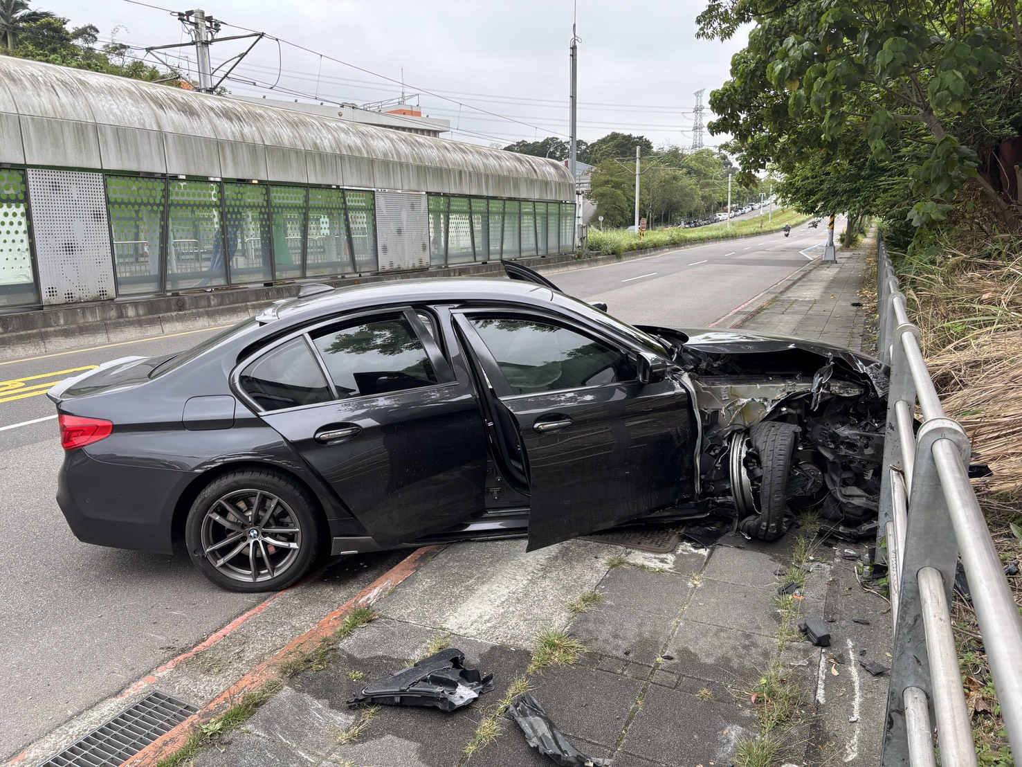 新北市新店區安一路二段一帶,昨(19)日上午發生1起離譜的毒駕車禍。