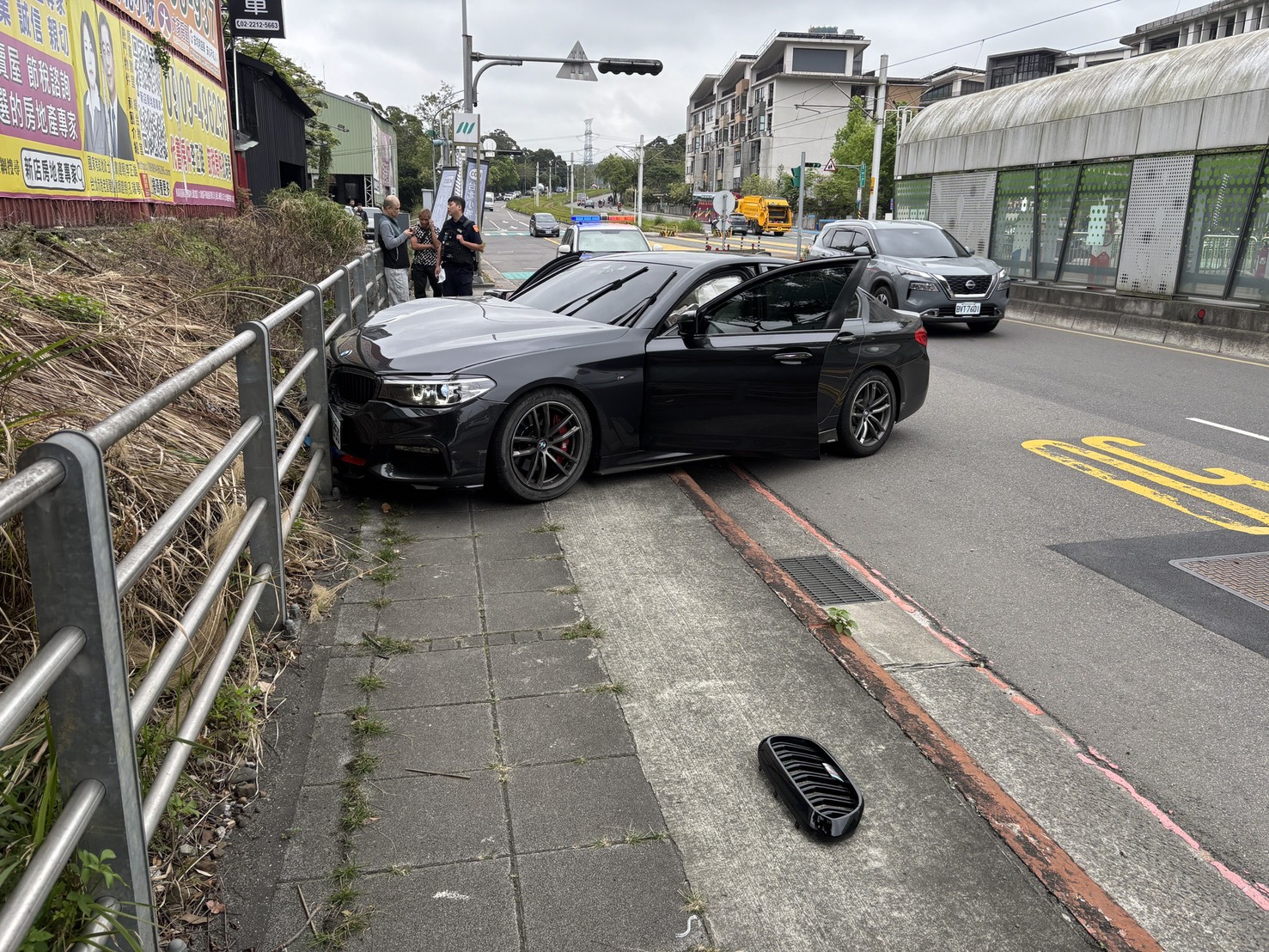 44歲從事物流業的陳姓男子,駕駛黑色BMW轎車行經安一路二段時,整輛車猶若「中邪」般失控偏移,直接撞爛路旁人行護欄與安坑輕軌「台北小城站」站牌。